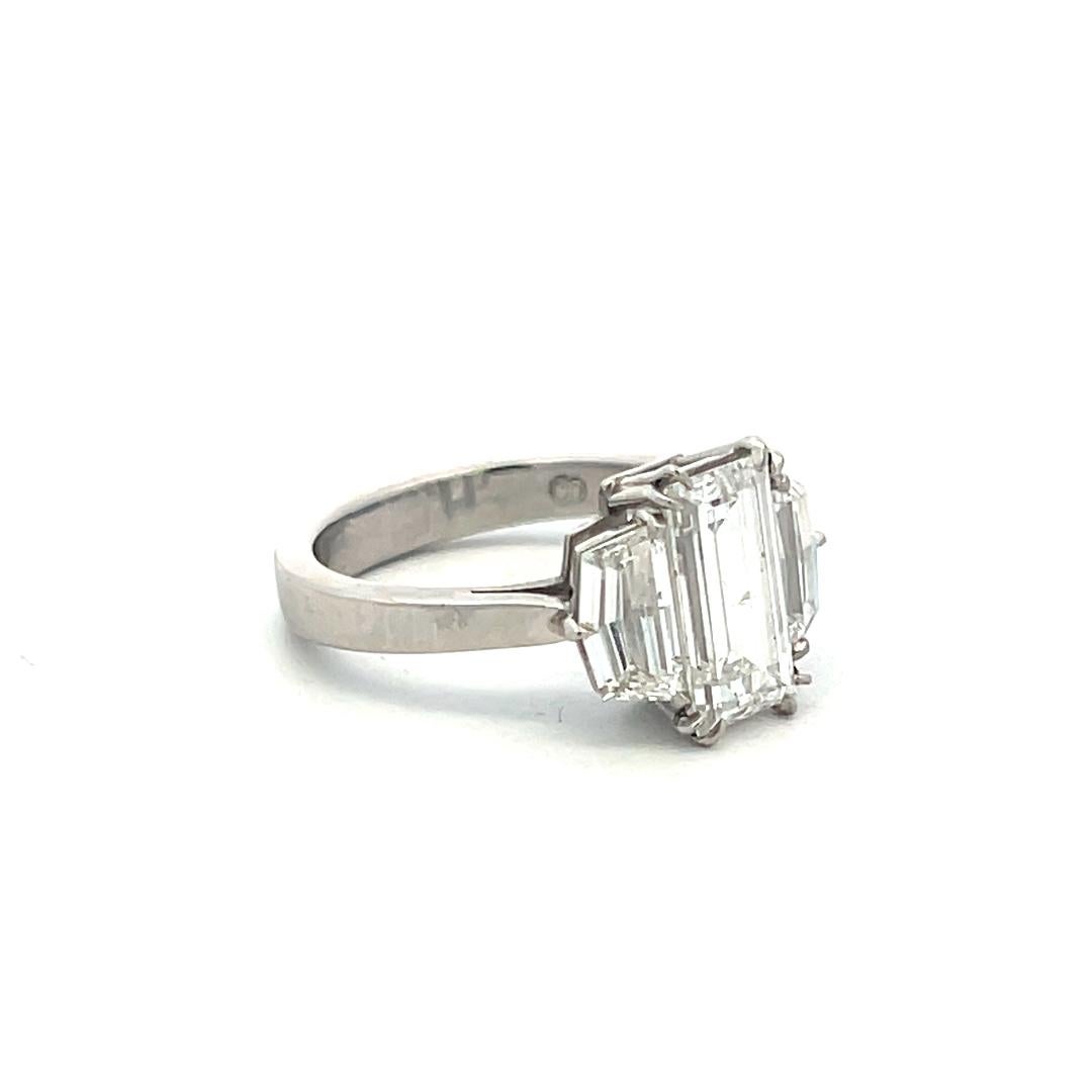 Anello a tre pietre in platino con diamante a forma di baguette e mezza luna da 3,01 carati in vendita 1