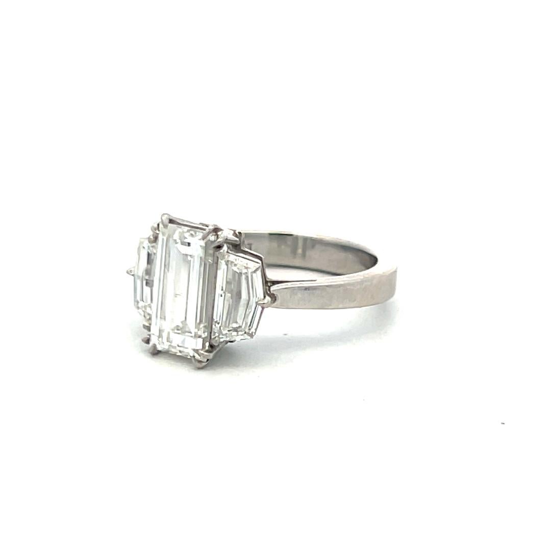 Anello a tre pietre in platino con diamante a forma di baguette e mezza luna da 3,01 carati in vendita 2