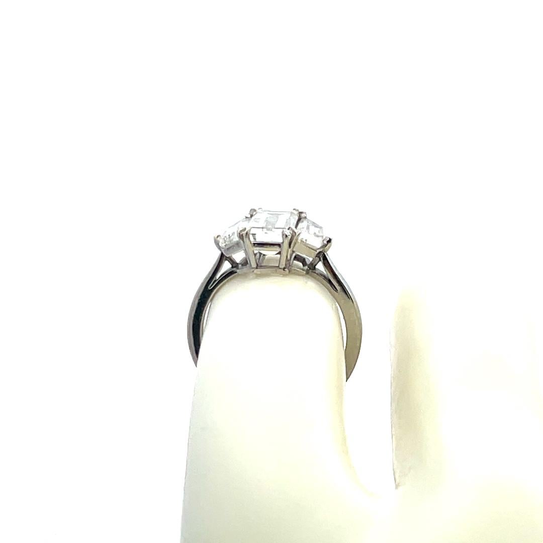 Anello a tre pietre in platino con diamante a forma di baguette e mezza luna da 3,01 carati in vendita 3