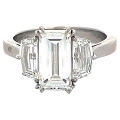 Bague à trois pierres en platine avec diamants baguettes et demi-lune de 3,01 carats