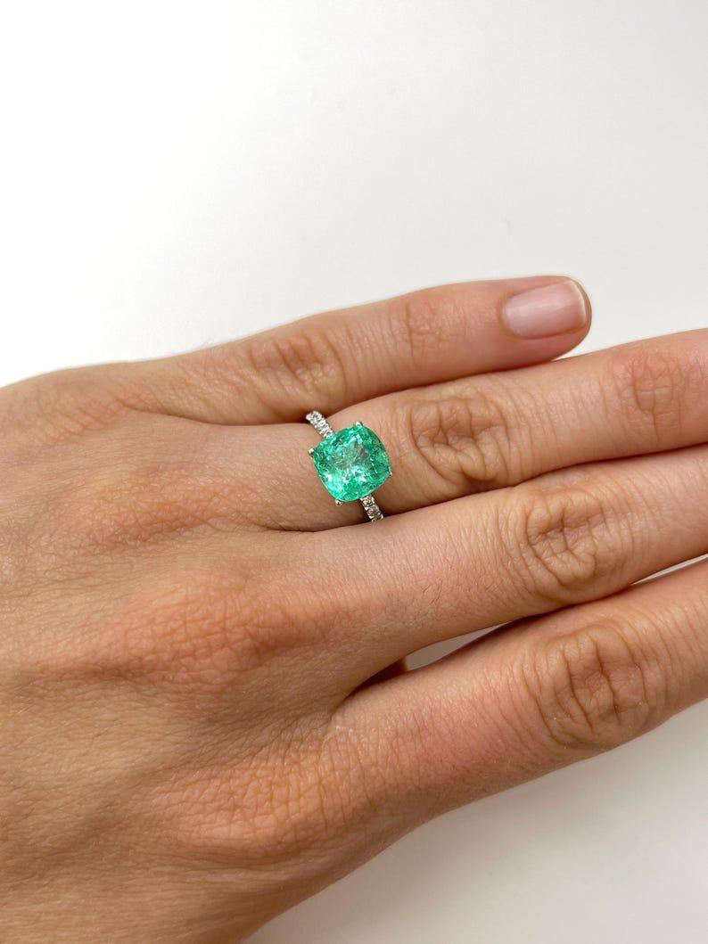 Smeraldo colombiano verde bluastro da 3,01 carati - Gemma autentica con taglio a cuscino maggio in vendita 2