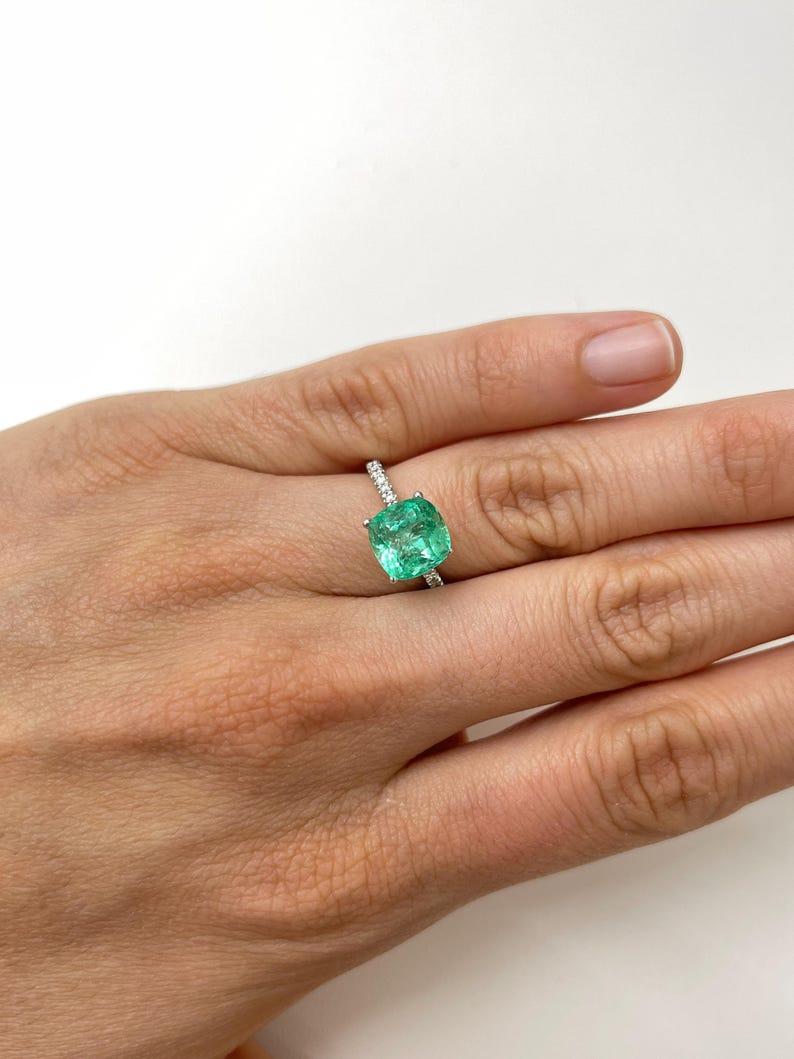 Smeraldo colombiano verde bluastro da 3,01 carati - Gemma autentica con taglio a cuscino maggio in vendita 1
