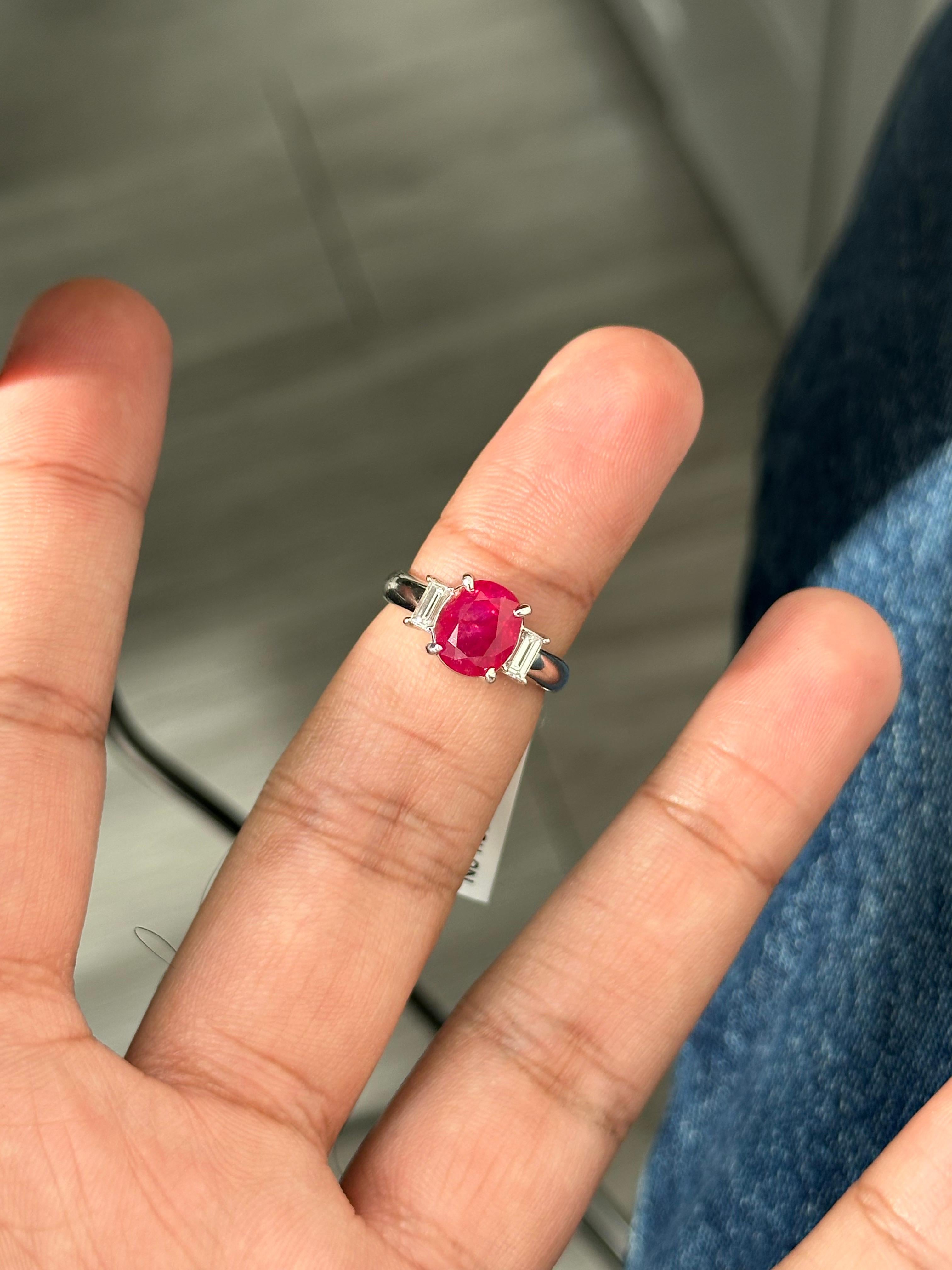 Dieser seltene, strahlende und außergewöhnlich gearbeitete Burma-Rubin-Cocktailring ist ein Meisterwerk von zeitloser Eleganz.
In seinem Zentrum sitzt ein 3,01 Karat schwerer Burma-Rubin, der als hitzefrei zertifiziert ist und den Edelstein in