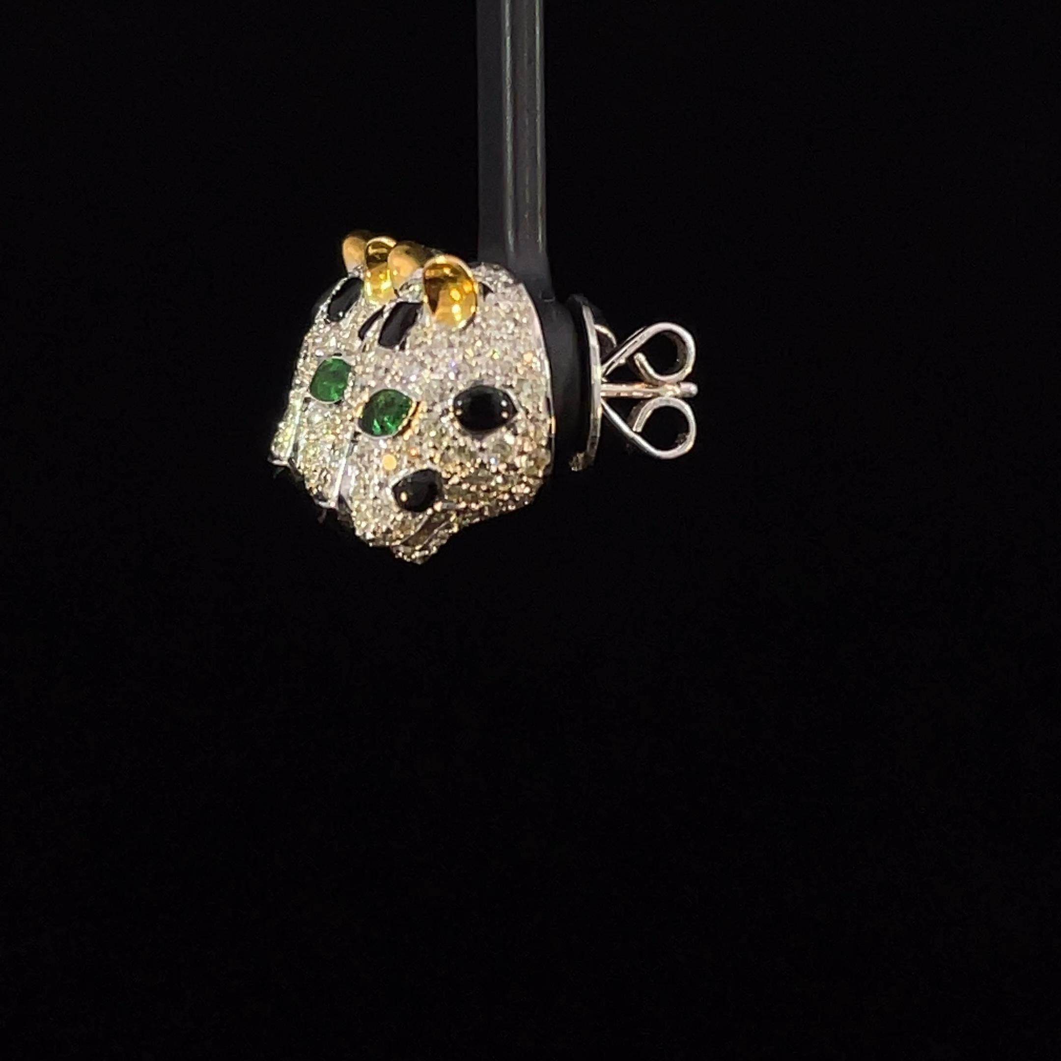 3,01 Karat Diamant und Smaragd Panther Ohrstecker im Zustand „Neu“ im Angebot in New York, NY