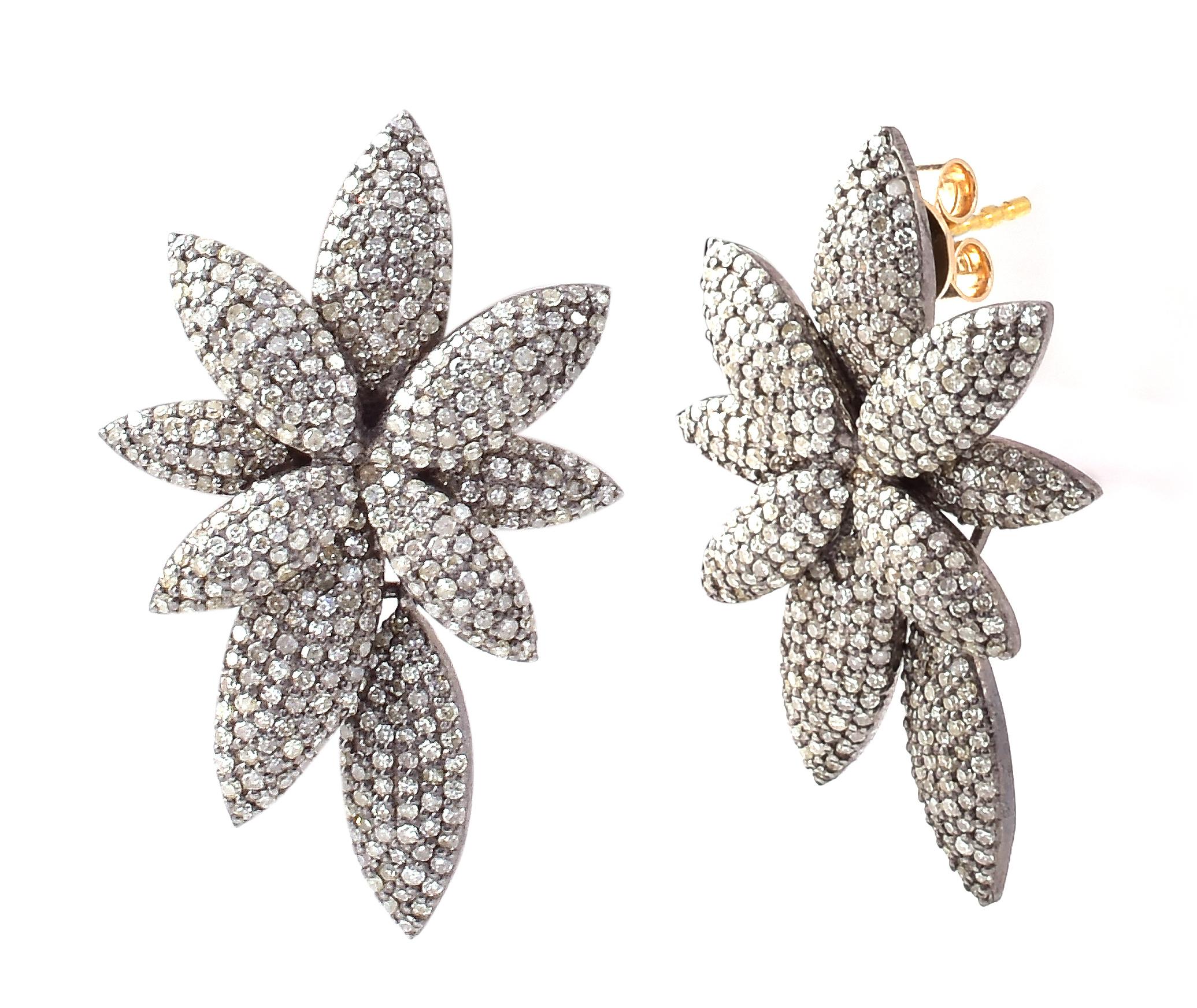 3.01 Carat Diamond Modulation Stud Earrings in Contemporary Style

This Victorian art-deco style diamond pave set stud earring is exquisite. The combination of uneven mix size marquise shaped is formed by several rows of pave set round diamonds. The