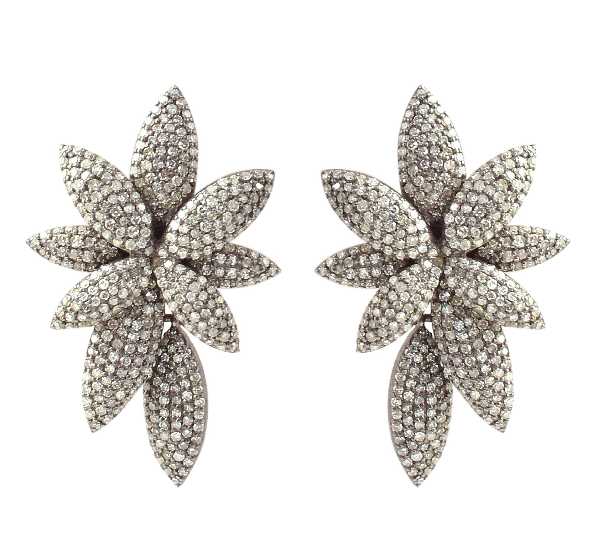 Women's or Men's 3.01 Carat Diamond Modulation Stud Earrings in Contemporary Style