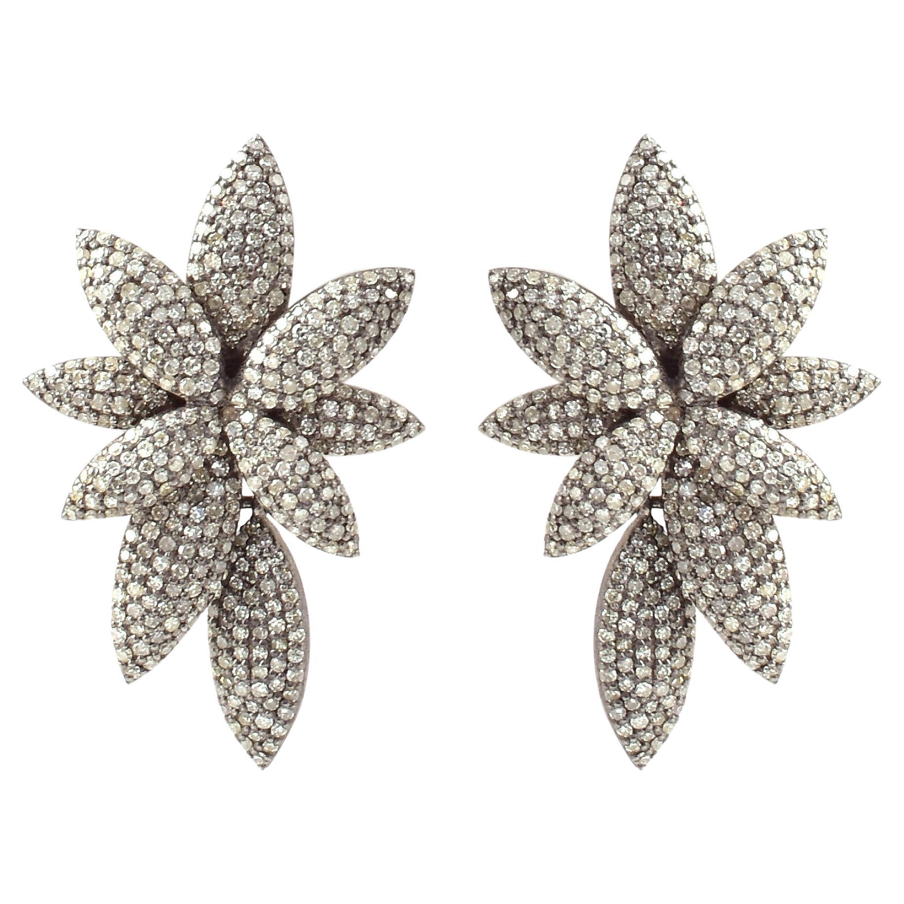 3.01 Carat Diamond Modulation Stud Earrings in Contemporary Style For Sale