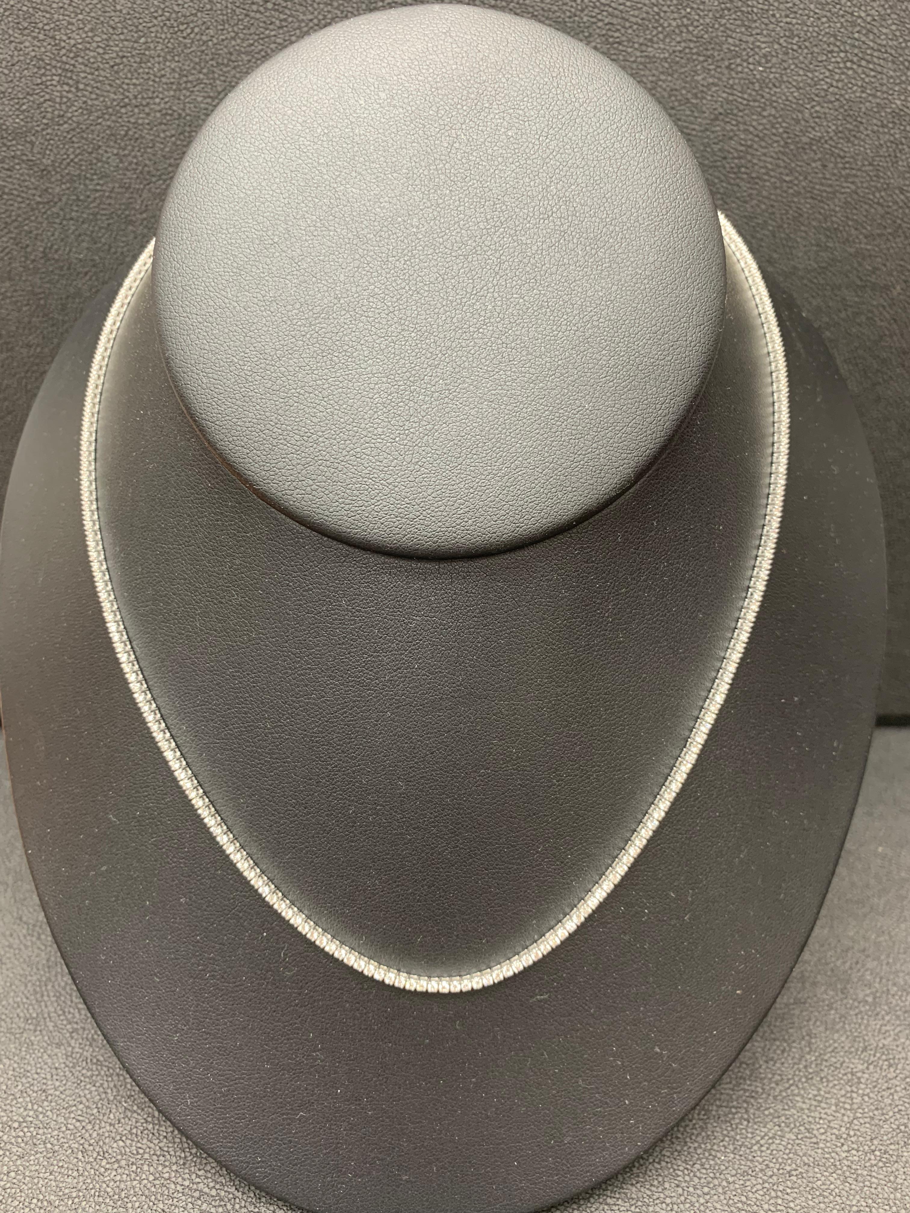 Un pezzo brillante e classico che mostra una linea di diamanti rotondi incastonati in oro bianco 14K. Tutti i diamanti di questa collana sono di taglio rotondo brillante e pesano 3,01 carati in totale. Lunghezza 16 pollici.