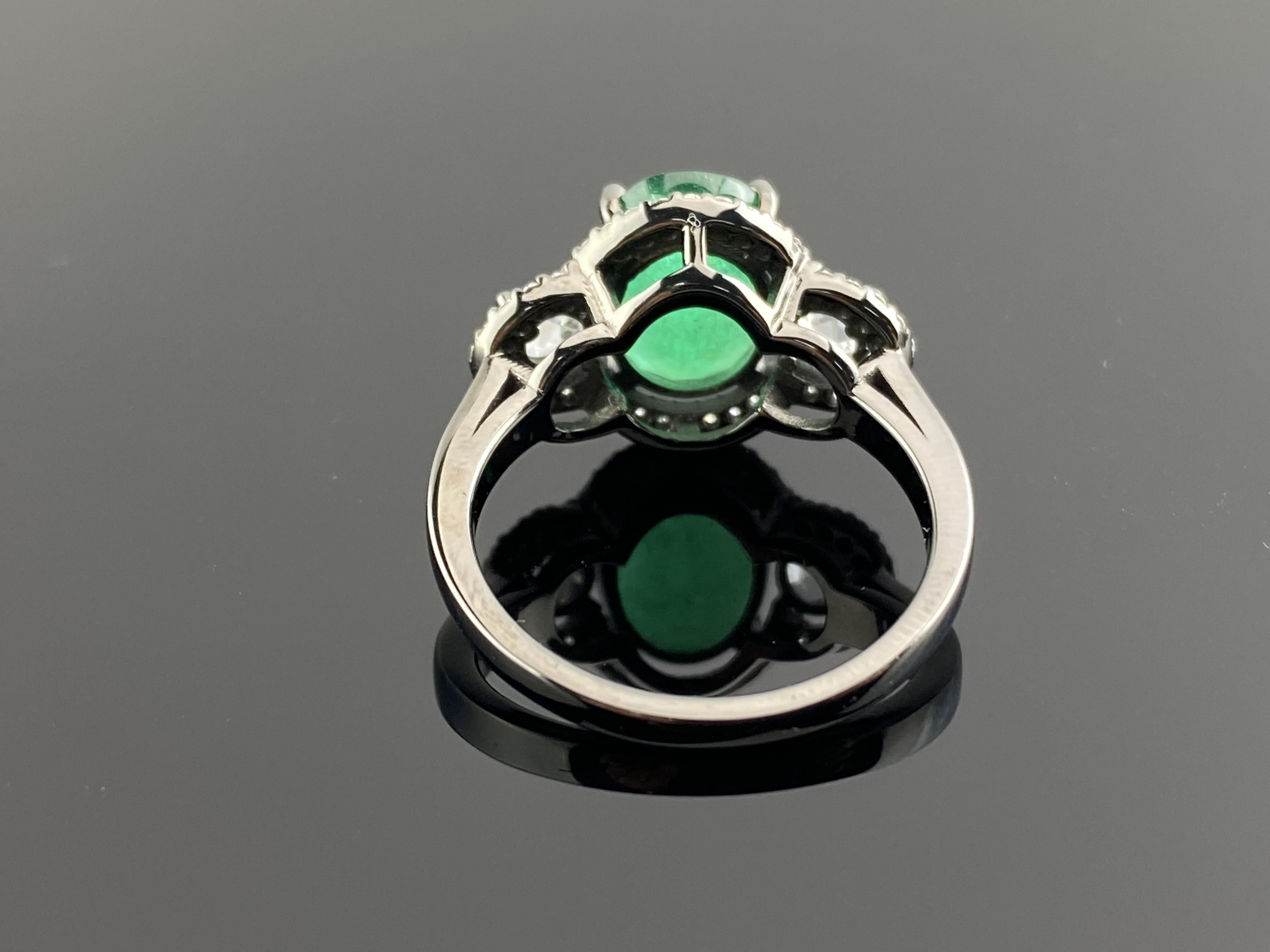 3.01 Carat Emerald and Diamond Three Stone Engagement Ring In New Condition For Sale In Bangkok, Thailand