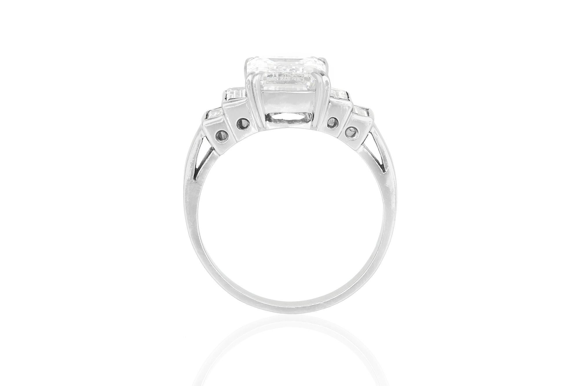 3,01 Karat Smaragdschliff Diamant Verlobungsring Damen im Angebot