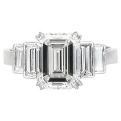 Bague de fiançailles en diamant taille émeraude de 3,01 carats
