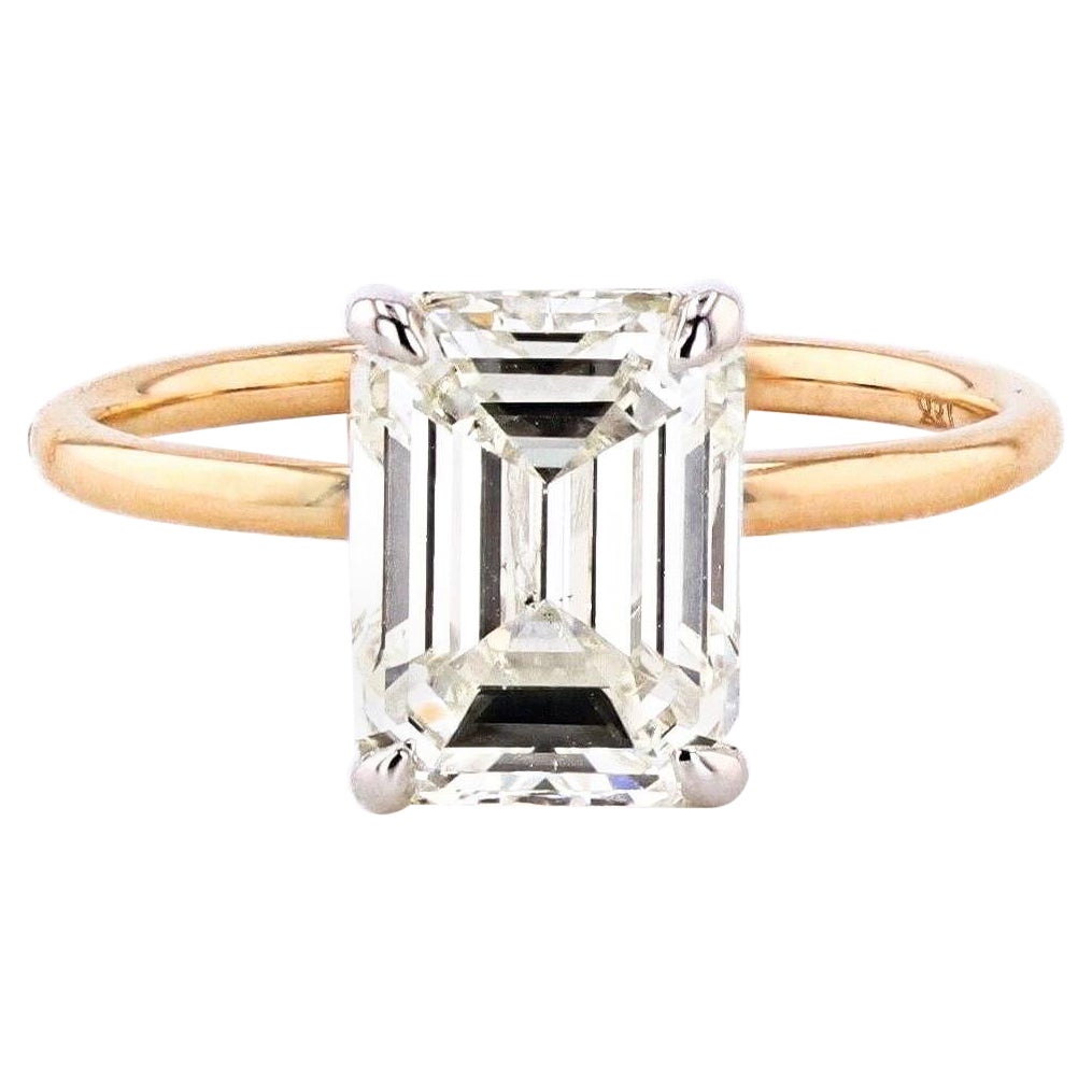 3,01 Karat Diamantring mit Smaragdschliff im Angebot