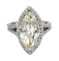 Anello di fidanzamento con diamante marquis da 3,01 carati e Pavé Halo Split Shank in platino