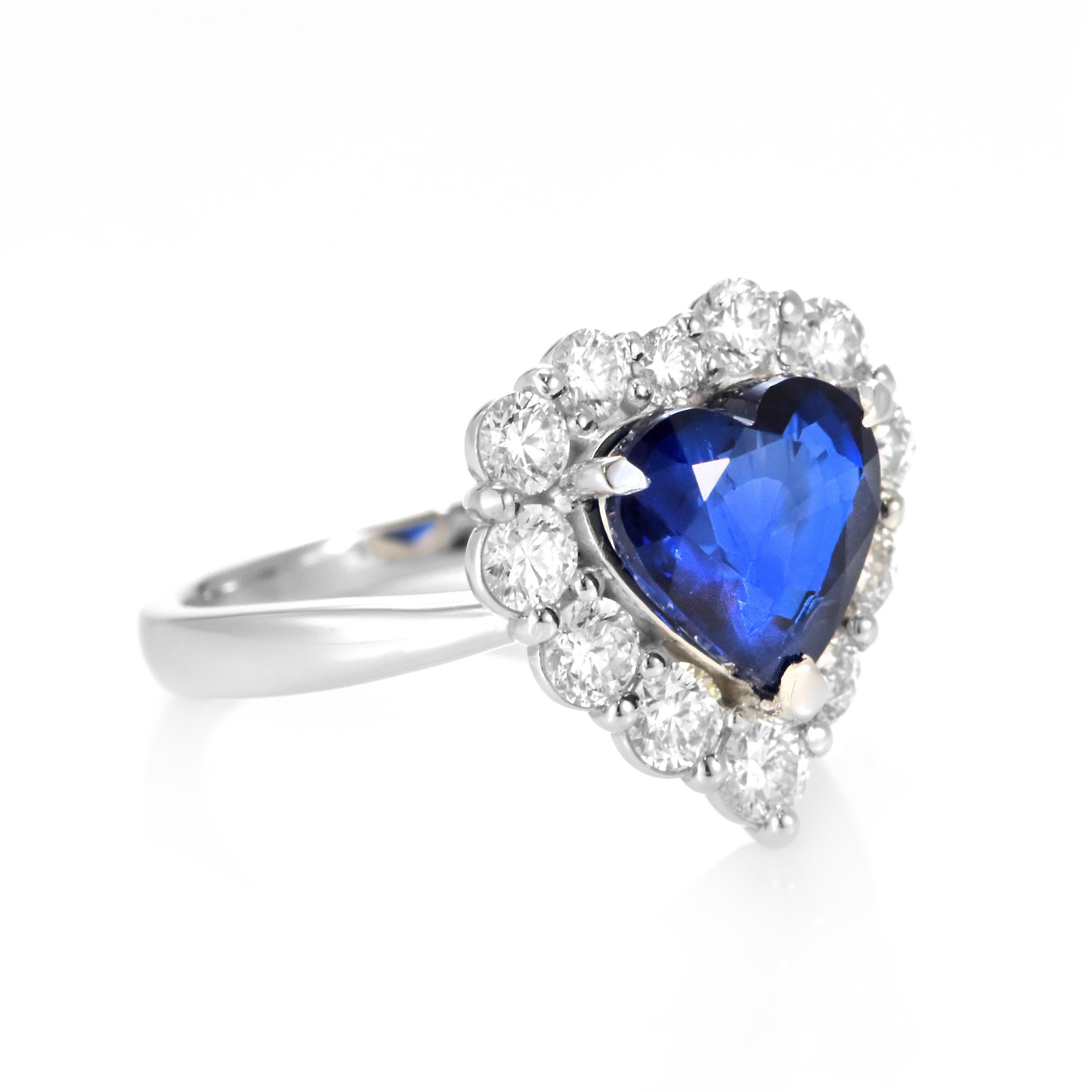 Cuore Anello con zaffiro naturale dell'Africa orientale e diamante da 3,01 carati in platino in vendita