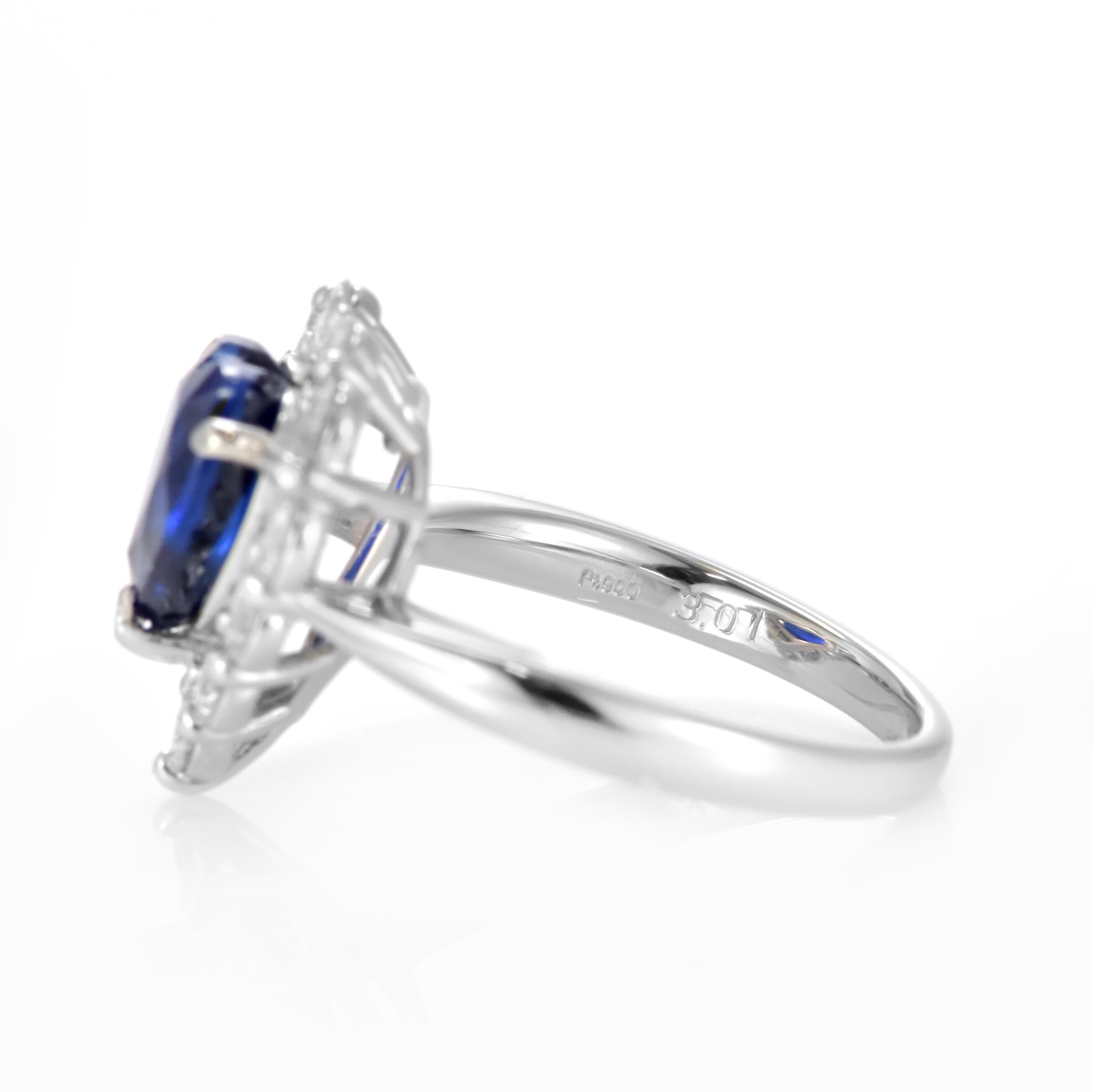 Anello con zaffiro naturale dell'Africa orientale e diamante da 3,01 carati in platino in vendita 2