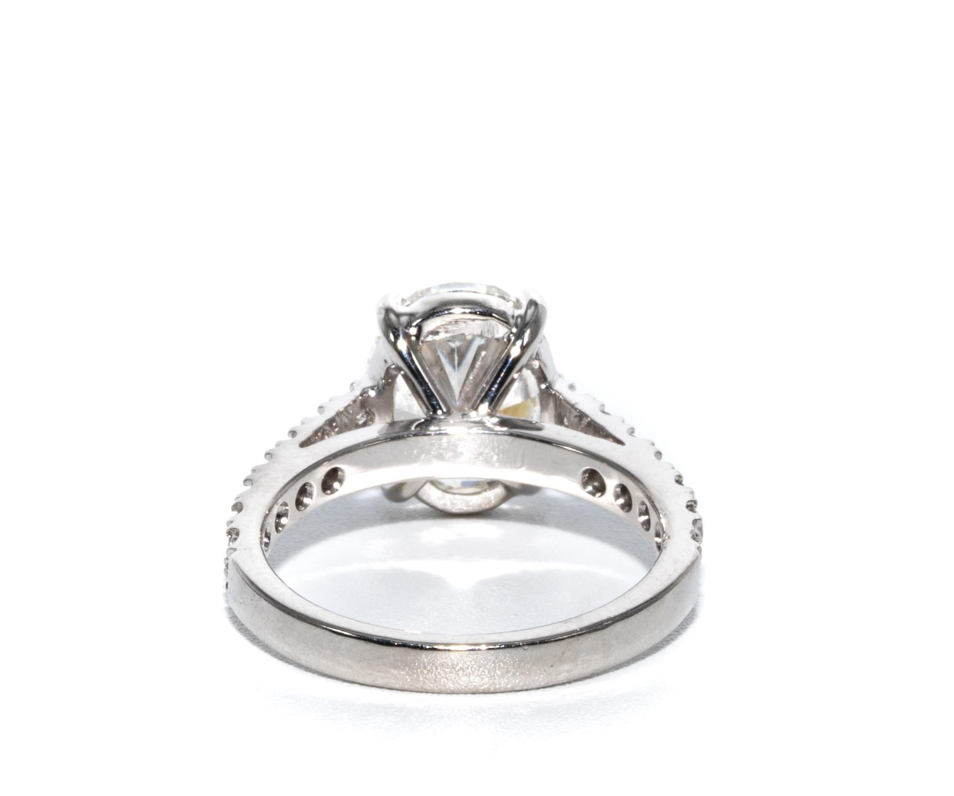 3.01 Carat Oval Cut Diamond Engagement Ring, in 18 Karat In New Condition In New York, NY