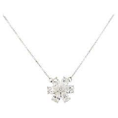 Collier à fleurs en or 18 carats avec diamants en forme de poire de 3,01 carats