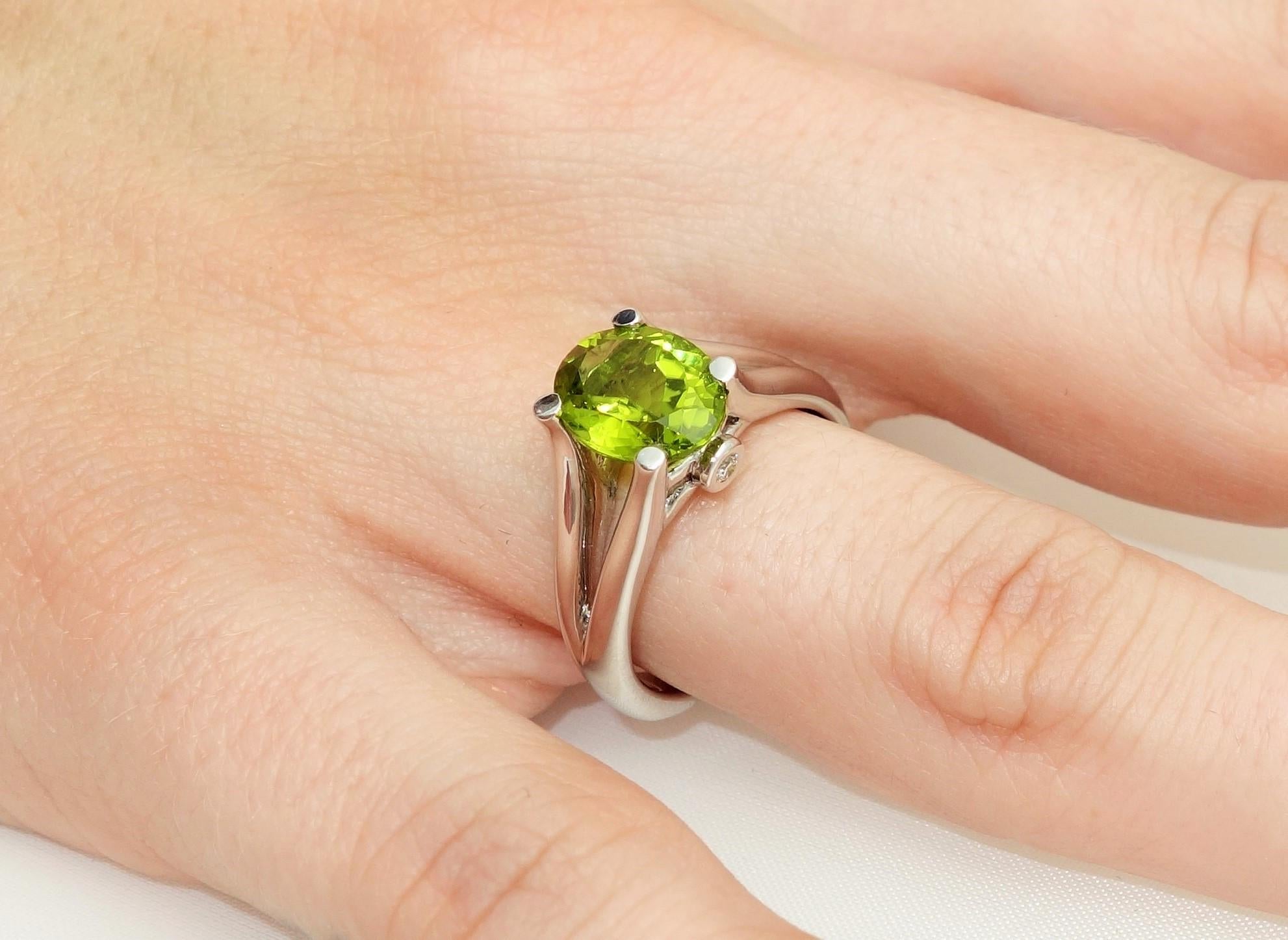 Modern 3.01 Carat Peridot and Diamond Solitaire Ring For Sale