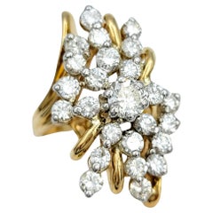 Langer länglicher Cluster-Ring aus 14 Karat Gelbgold mit 3,01 Karat runden Diamanten