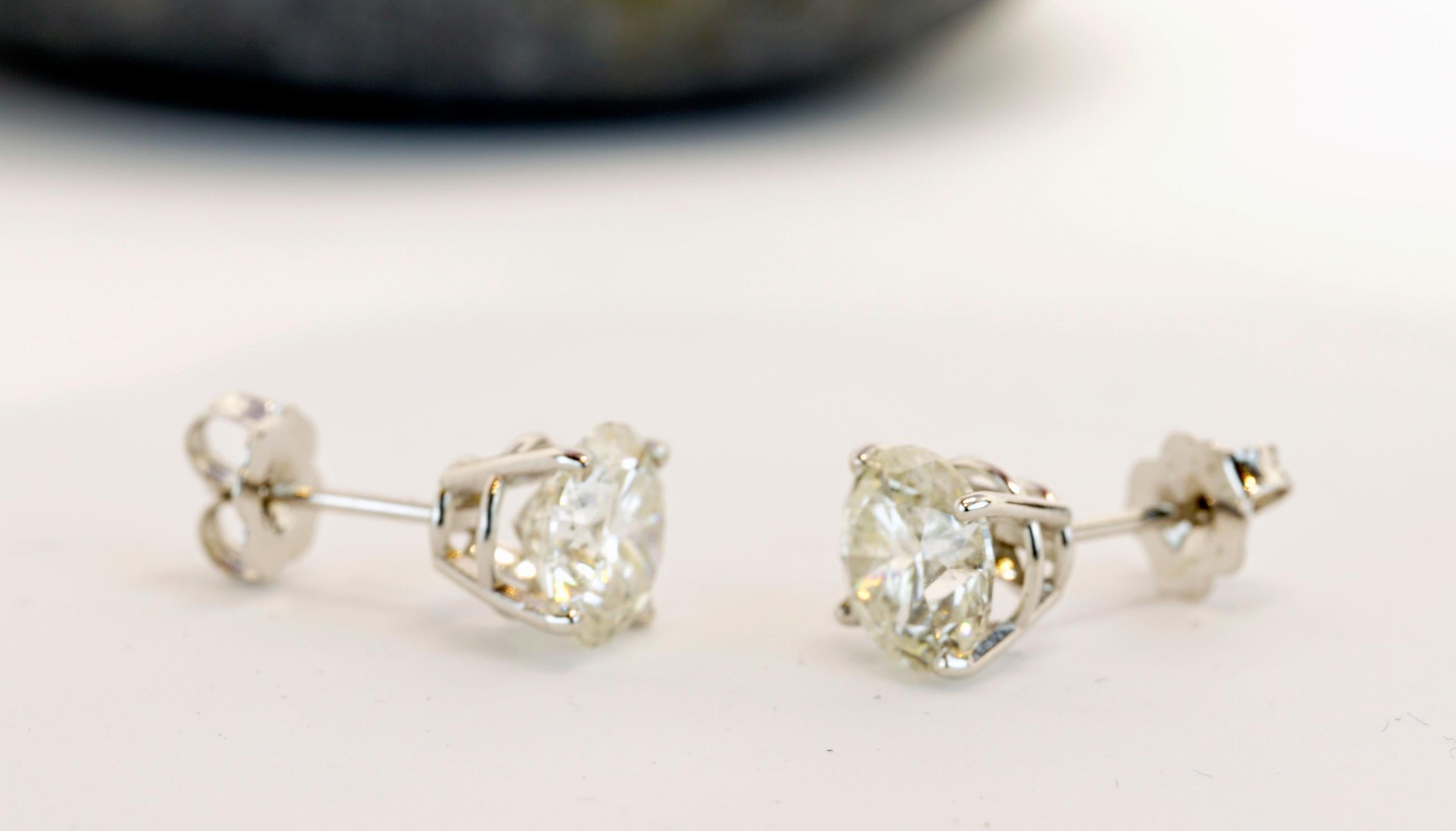 Paire de diamants assortis de 3,01 carats, de couleur G-H et de pureté Si2-I1, sertis en or blanc 14 carats à quatre griffes. (7,25 mm chacun, frottement moyen) Disponible en or jaune et blanc.
