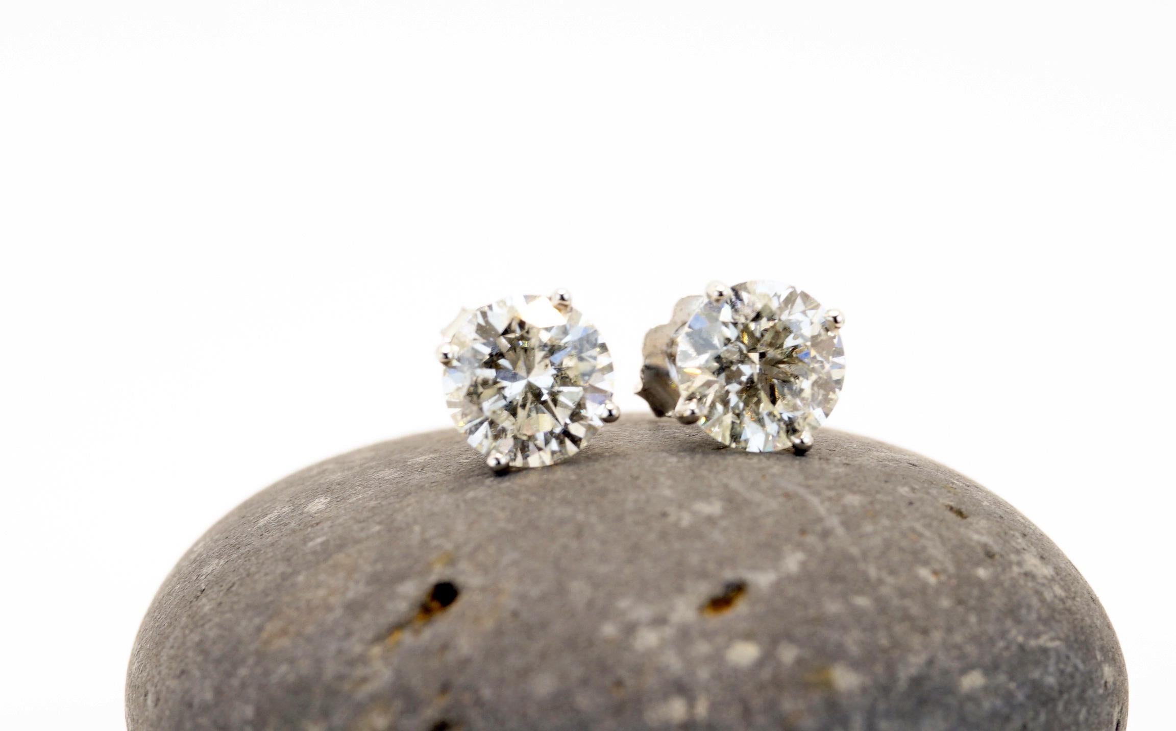 Moderne Clous d'oreilles en or blanc avec diamants de 3,01 carats au total en vente