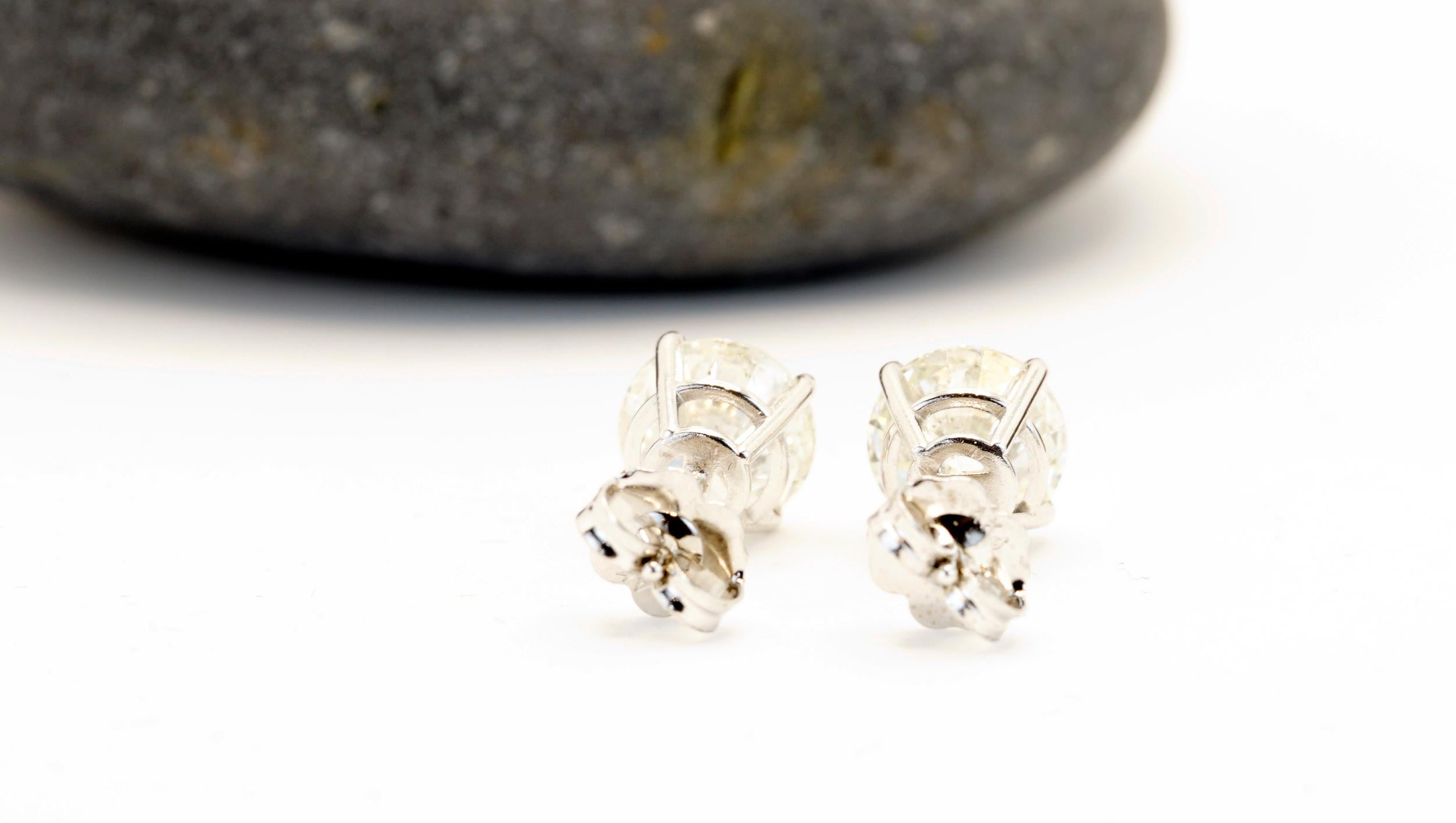 Taille brillant Clous d'oreilles en or blanc avec diamants de 3,01 carats au total en vente