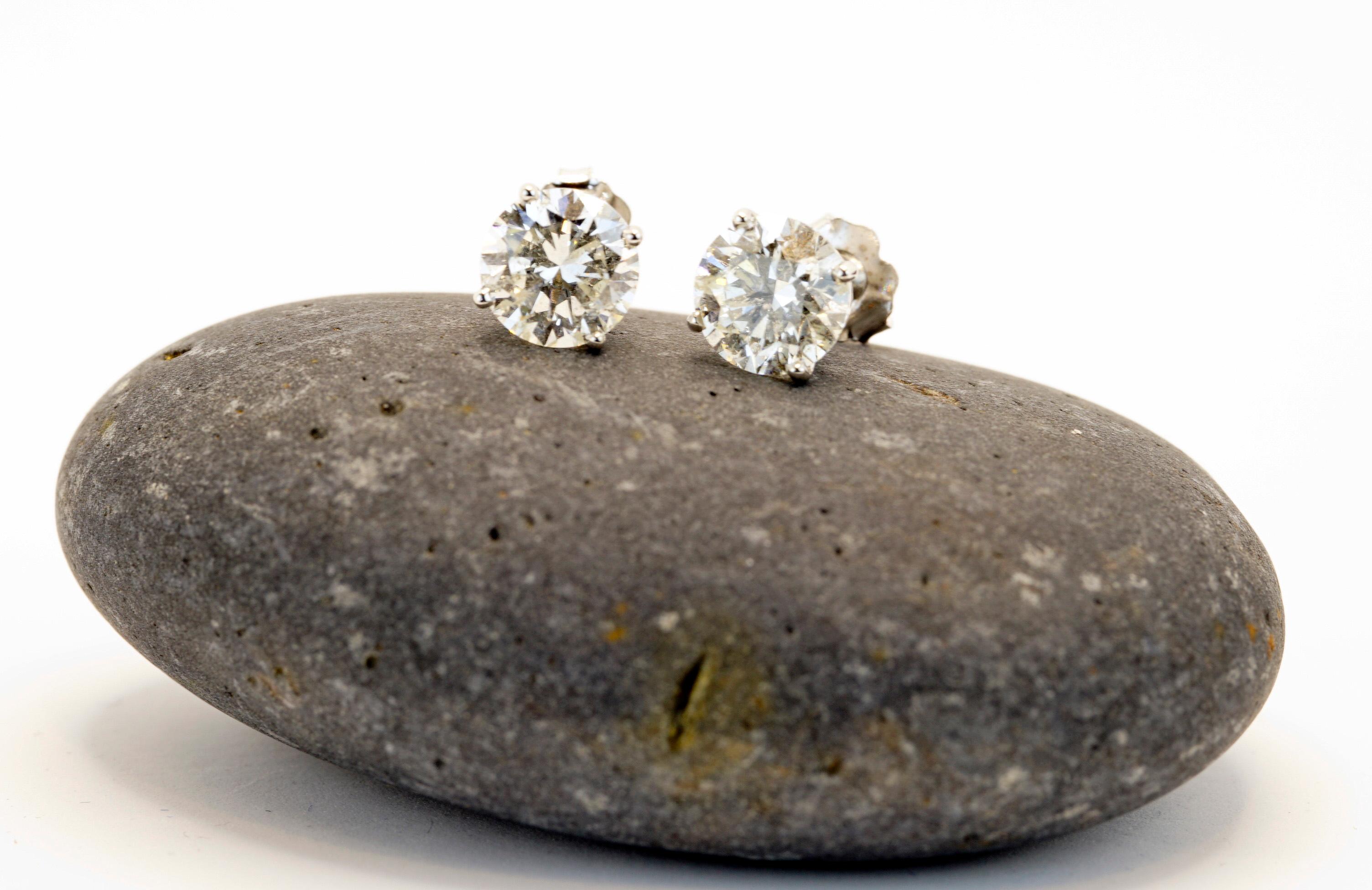 Clous d'oreilles en or blanc avec diamants de 3,01 carats au total Neuf - En vente à Saint Louis, MO