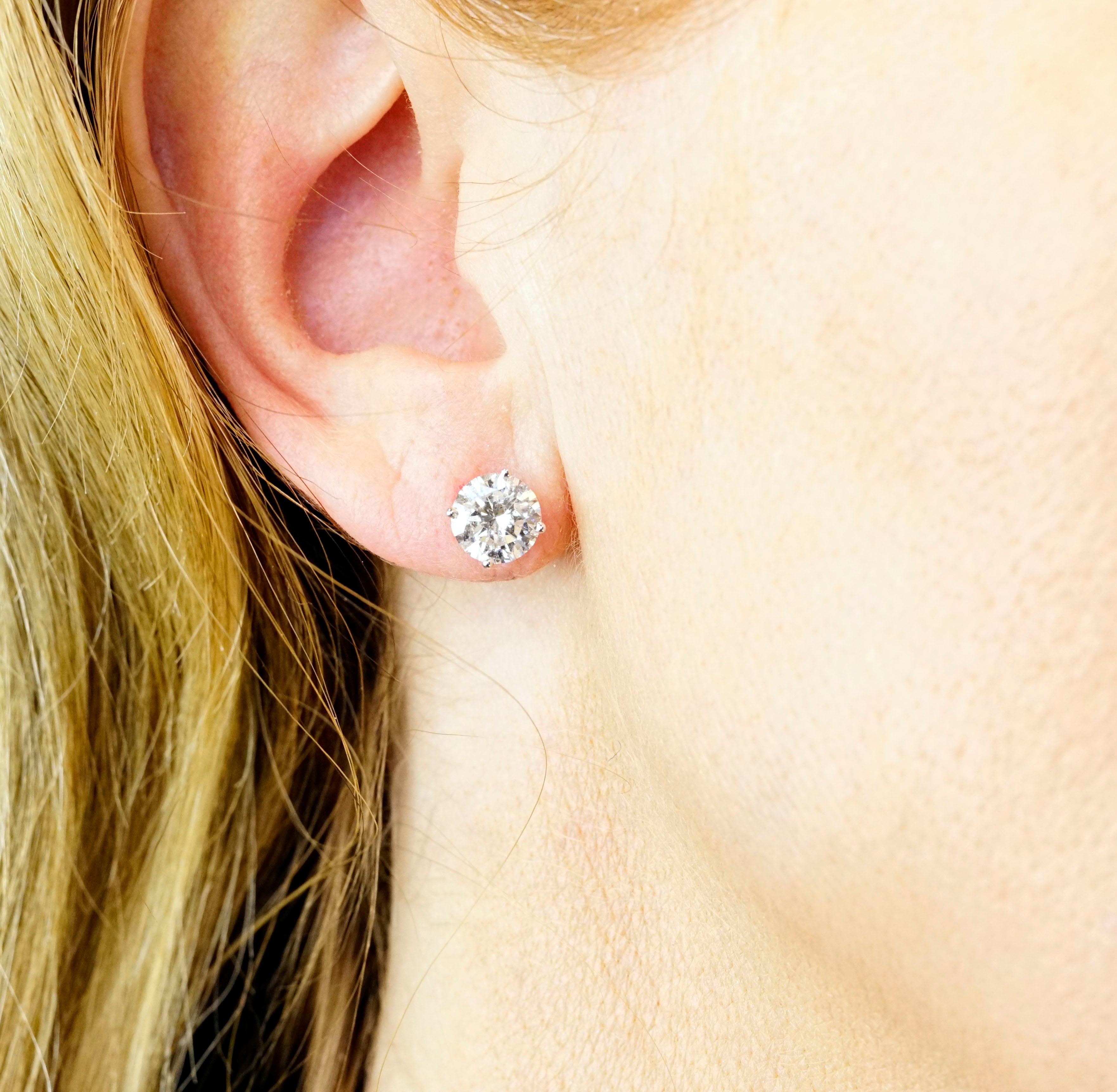 Clous d'oreilles en or blanc avec diamants de 3,01 carats au total Pour femmes en vente