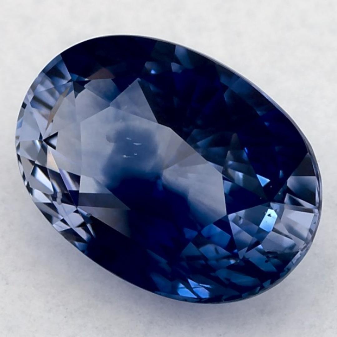 Dieser natürliche blaue Saphir bietet Eleganz und Raffinesse. Mit seiner satten Farbsättigung und seinem präzisen Schliff ist er das perfekte Herzstück für einen Verlobungsring oder ein luxuriöses Schmuckdesign.

Dieser Saphir stammt aus Sri Lanka