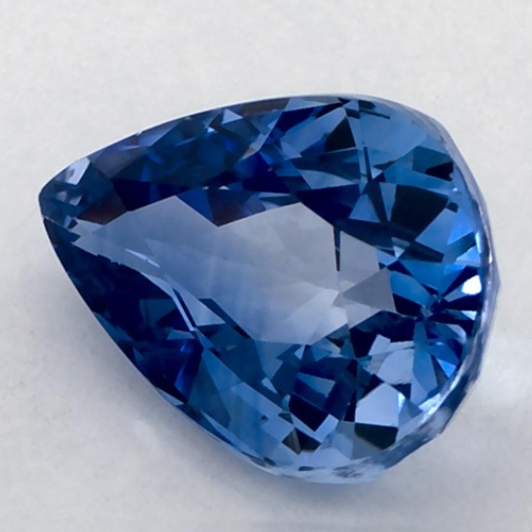 Dieser natürliche blaue Saphir bietet Eleganz und Raffinesse. Mit seiner satten Farbsättigung und seinem präzisen Schliff ist er der perfekte Mittelpunkt für einen Verlobungsring oder ein luxuriöses Schmuckdesign.

Dieser Saphir stammt aus Sri Lanka