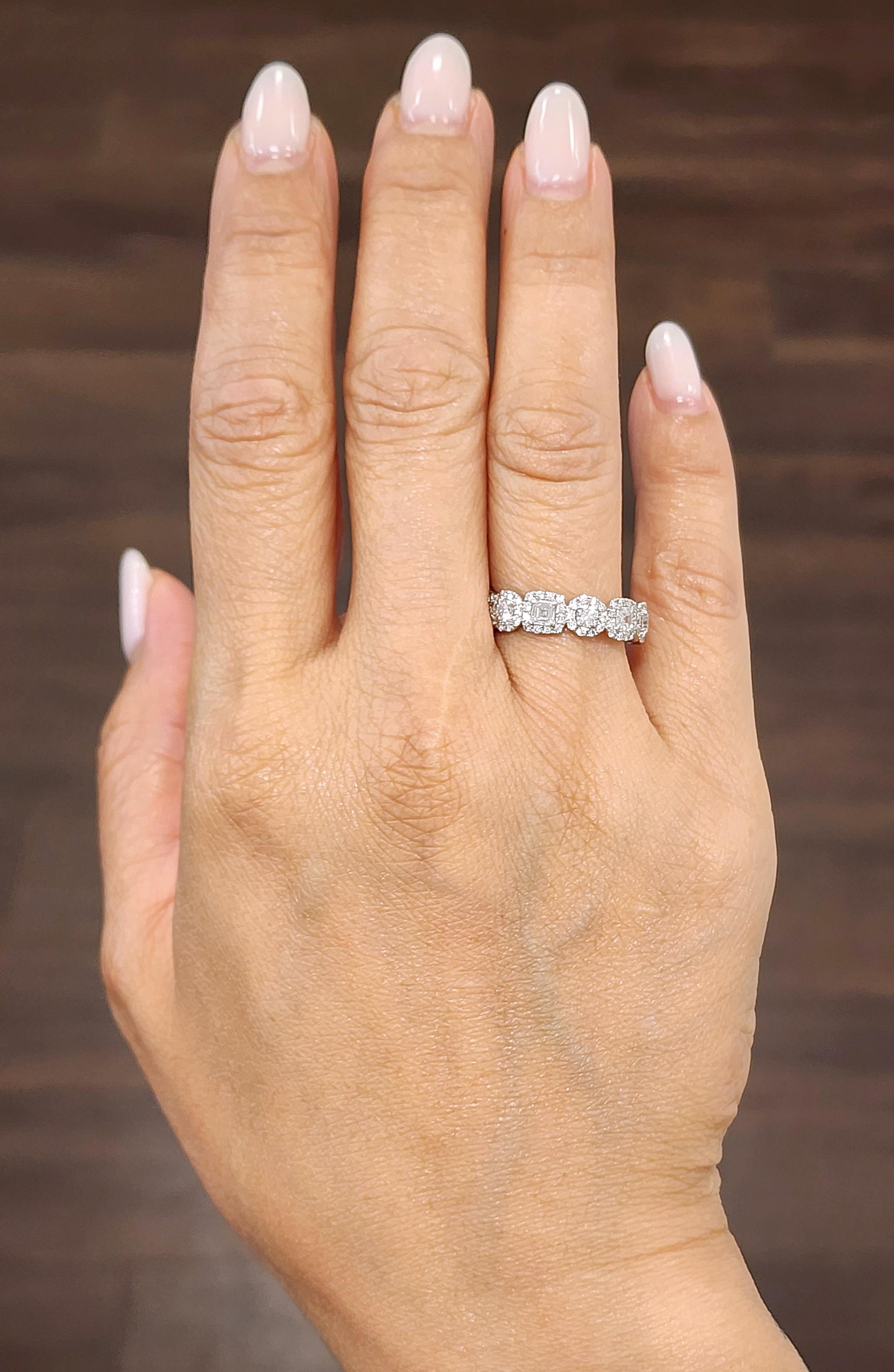 Questo moderno anello a fascia è realizzato in oro bianco 18 carati e presenta una splendida serie di diamanti bianchi a taglio misto con un peso totale di circa 3,01 carati. I diamanti hanno una gradazione di colore F/G e una purezza di VS1/VS2,