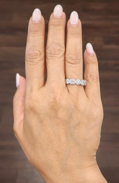 Auffälliger Ring aus 18k Weißgold mit Diamanten im Mischschliff