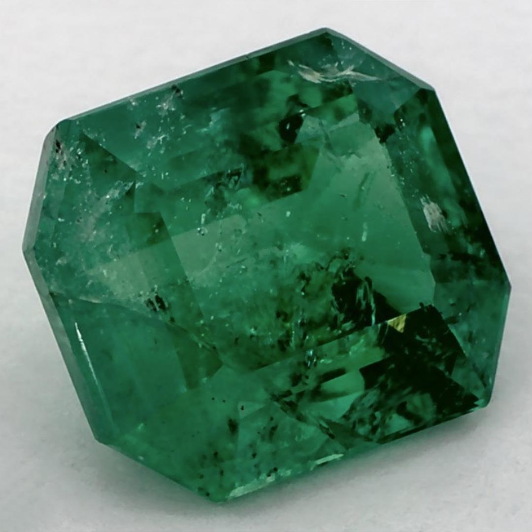 Con un vibrante tono verde, la piedra de nacimiento de mayo es un símbolo del renovado crecimiento primaveral. 

Explora la vibrante colección de esmeraldas, rubíes y zafiros de nuestra tienda, disponibles como gemas sueltas y combinadas con nuestra