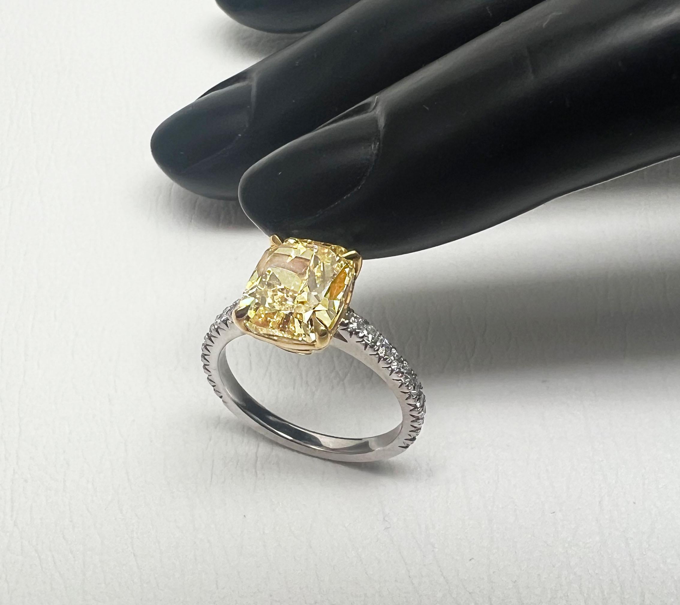 Taglio cuscino Anello di fidanzamento solitario con taglio a cuscino giallo naturale di fantasia da 3,01 ct certificato GIA in vendita