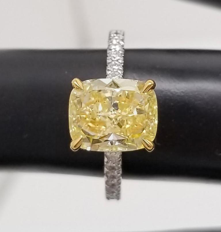 Women's or Men's 3.01 ct GIA Certified Natural Fancy Yellow Cushion Cut Solitaire Engagement Ring For Sale