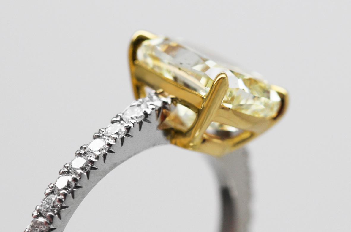 Anello di fidanzamento solitario con taglio a cuscino giallo naturale di fantasia da 3,01 ct certificato GIA in vendita 2