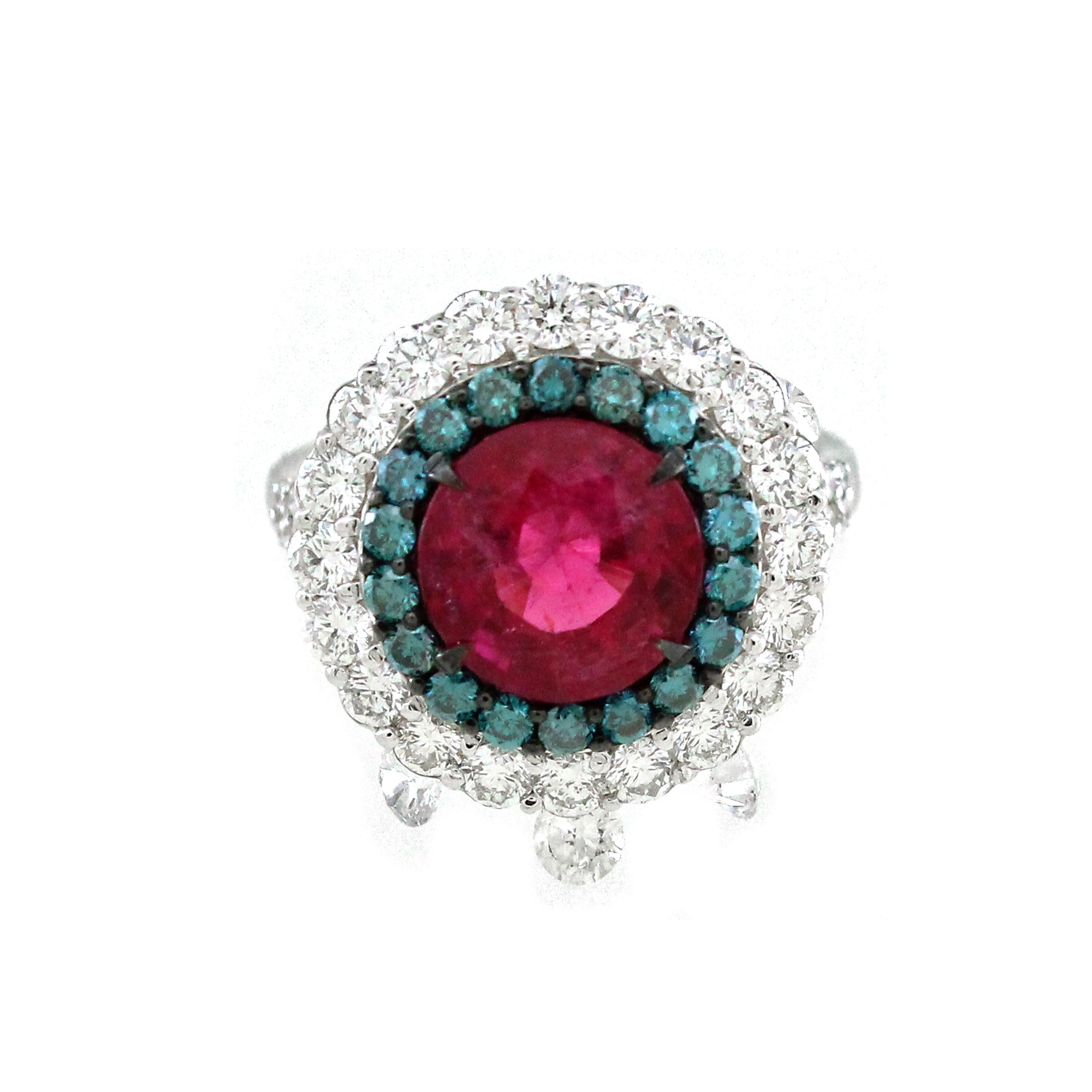 Voici une éblouissante bague de cocktail qui allie élégance et sophistication audacieuse. Au centre de cette magnifique pièce se trouve une étonnante tourmaline ronde de 3,01 carats, d'une teinte vibrante et captivante. La tourmaline est