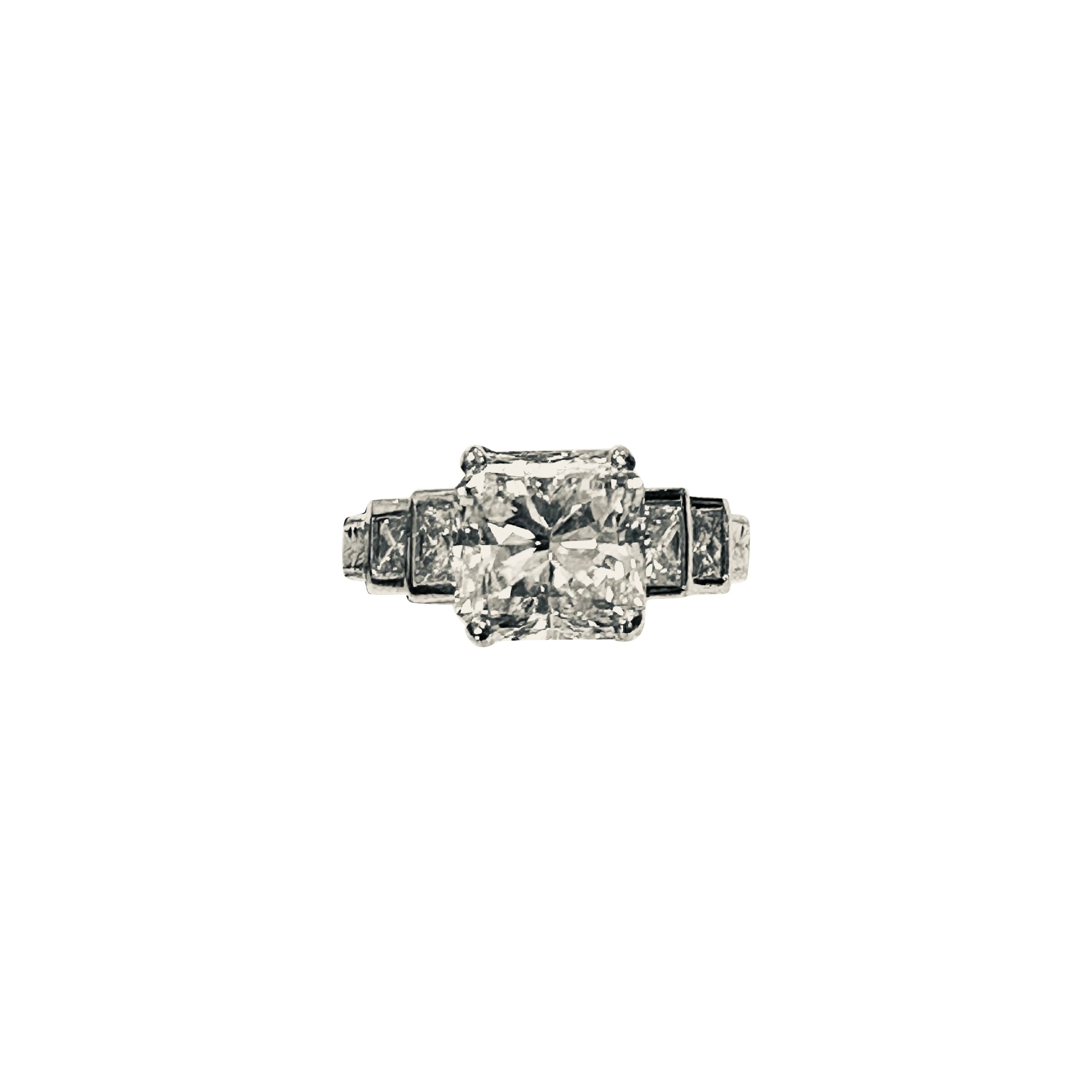 3.01 Diamant de taille radiant serti dans une monture Varna en platine diamantée en vente