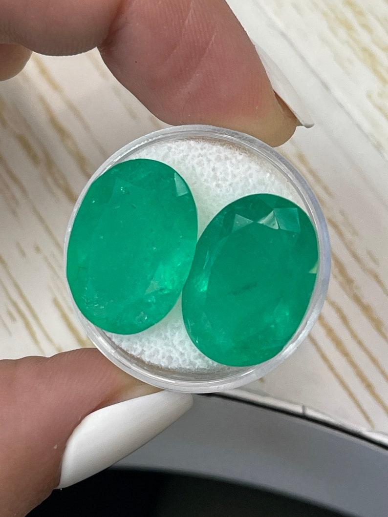 Pierre : Émeraude
Poids total : 30.12-tcw
Forme : Coupe ovale
Clarté : Transparent
Lustre : Très bon
Couleur : Vert foncé moyen
Dimensions : 19,40 mm x 13,92 mm x 8,45 mm // 19,41 mm x 13,95 mm x 9,59 mm
Origine géographique : Colombie
Traitement :