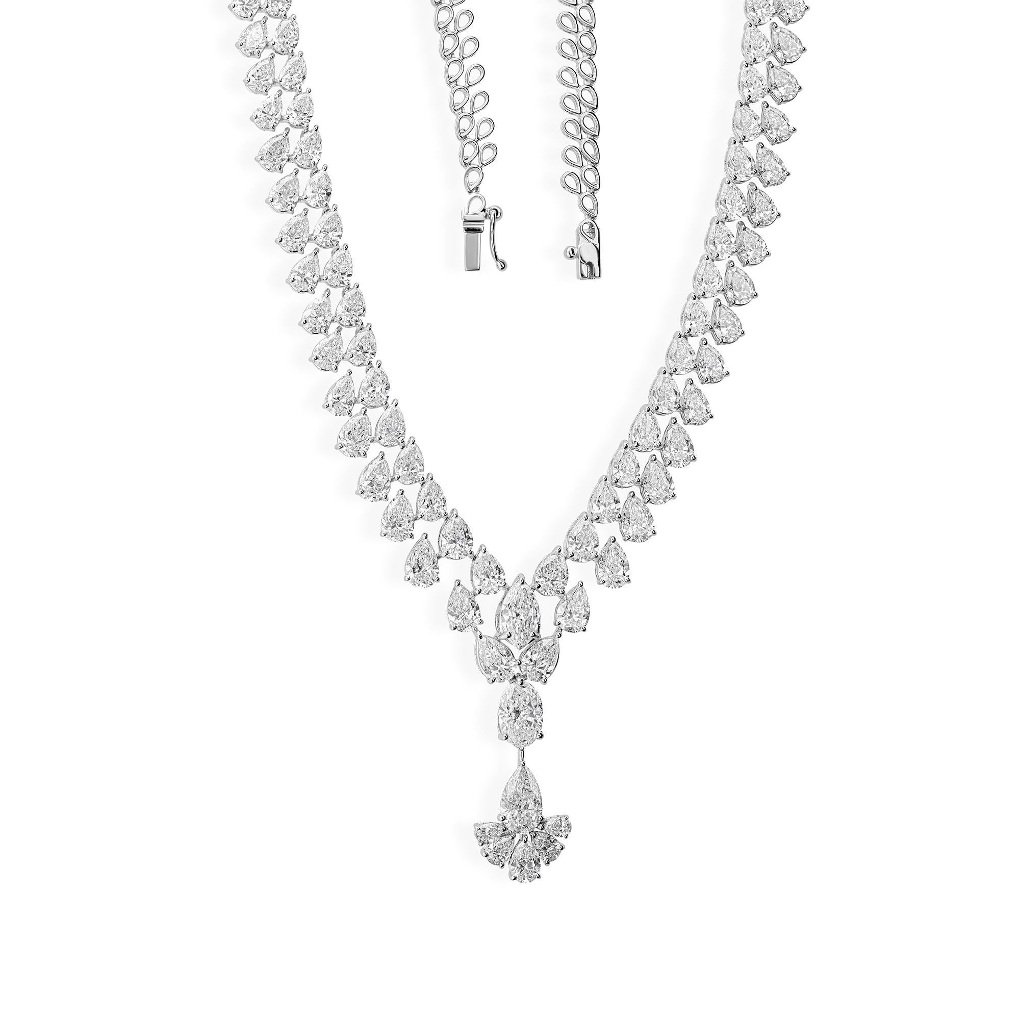 Donna Collana girocollo con diamante naturale a pera da 30,15 carati SI/HI Oro bianco 18 carati in vendita