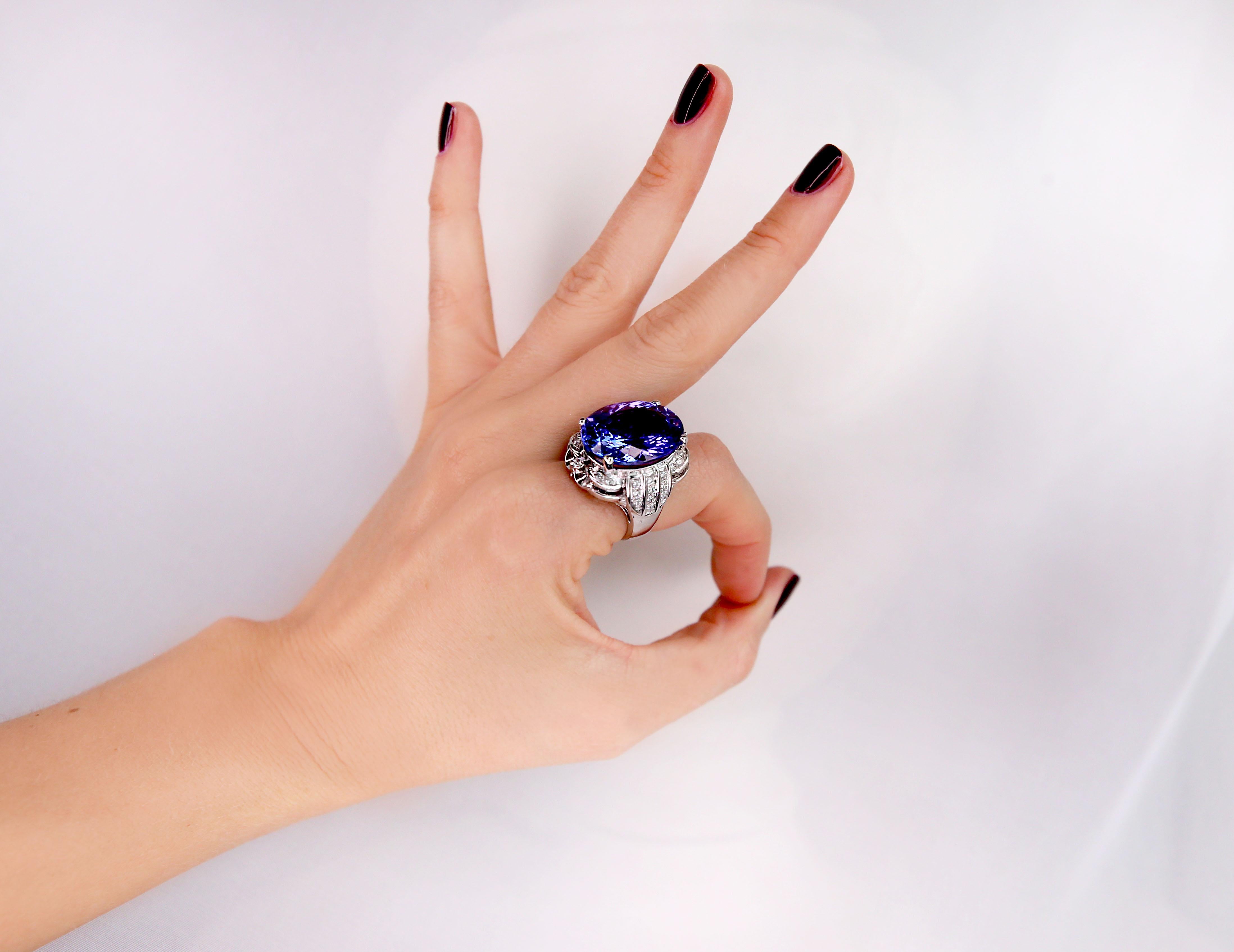 30.15 Carat Tanzanite and Diamond 18 Karat White Gold Ring In New Condition For Sale In Montreux, VD