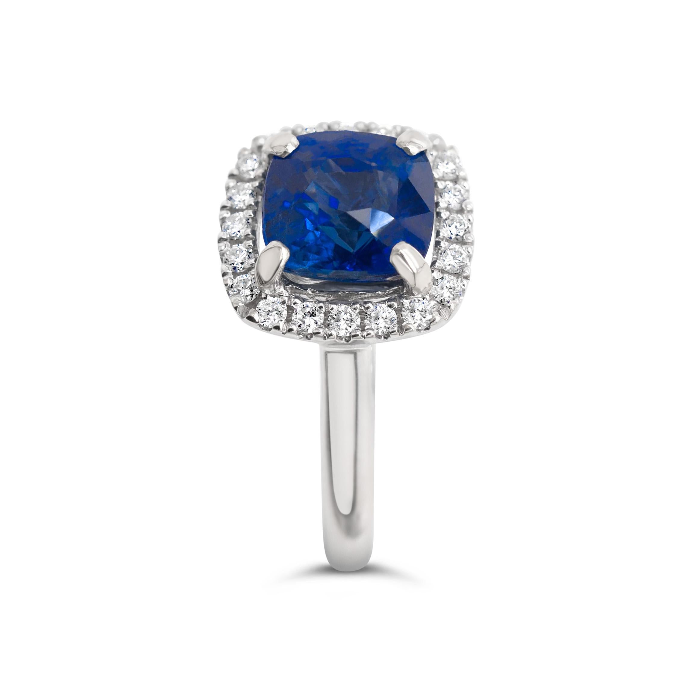 Taille carrée Bague en or blanc 18 carats avec saphir bleu en forme de tournesol certifié de 3,01 carats et diamants de 0,24 carat en vente