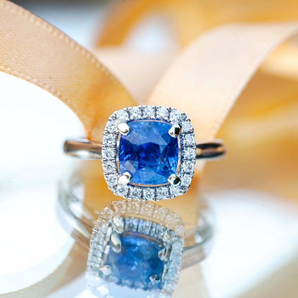 Bague en or blanc 18 carats avec saphir bleu en forme de tournesol certifié de 3,01 carats et diamants de 0,24 carat en vente