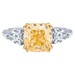 3.01ct Kissenschliff natürlicher Fancy Gelber Diamant VVS2 mit 0,60ctw birnenförmigen Diamanten an der Seite