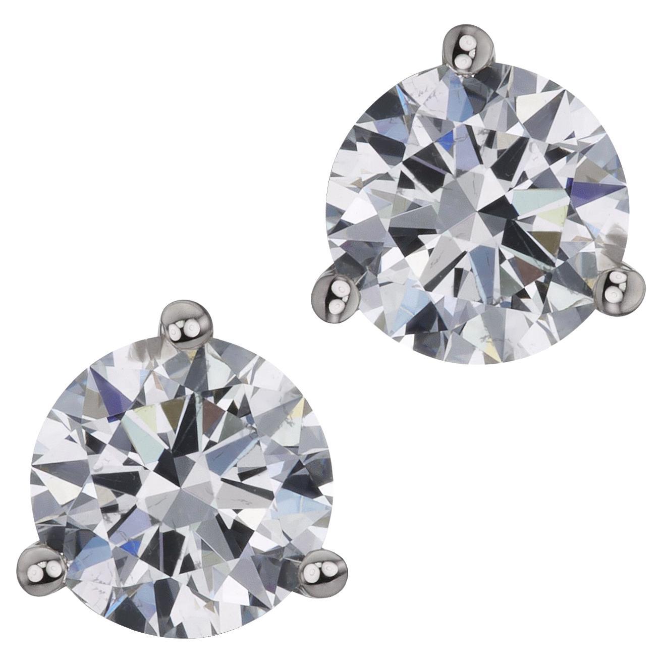 Clous d'oreilles à 3 griffes en or 14 carats sertis de diamants ronds naturels de 3,01 carats certifiés GIA