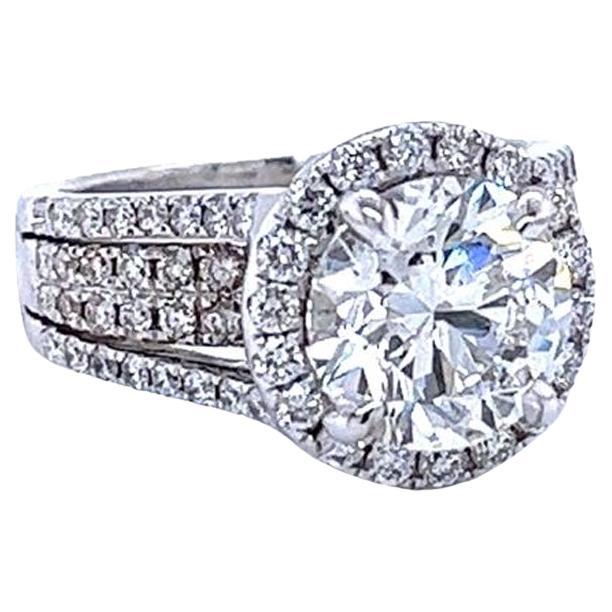 Bague en or blanc 18 carats avec diamants ronds de 3,01 carats certifiés GIA et pavés de diamants naturels