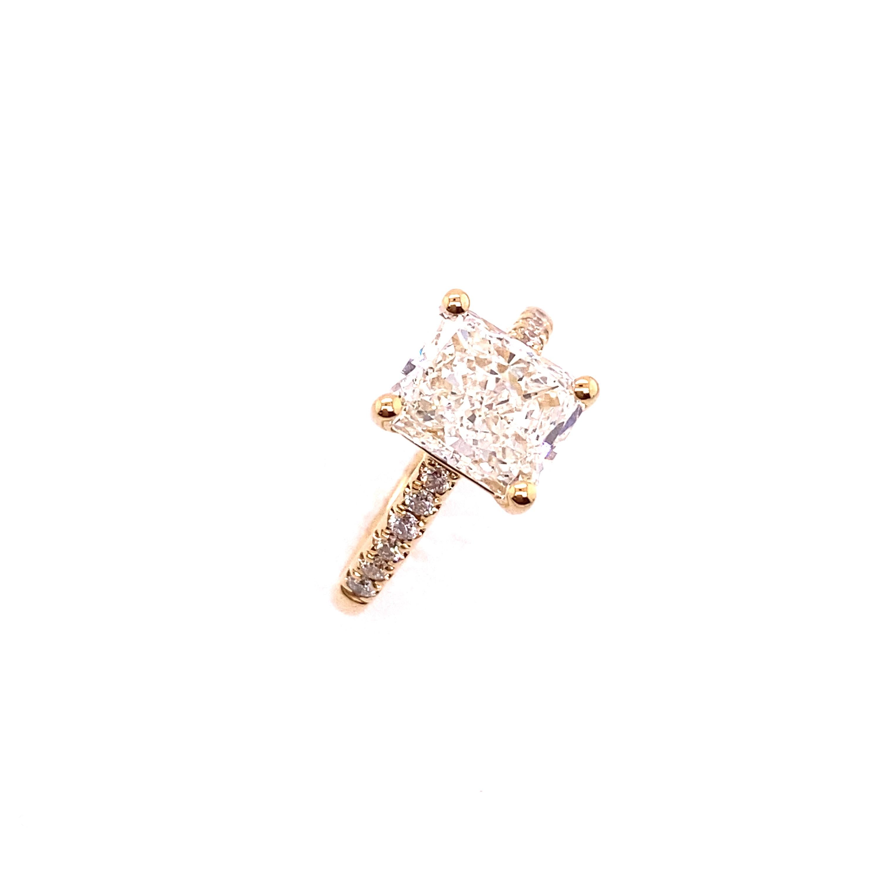 This solitaire diamond ring features an impressive 3.01ct  radiant cut GIA diamond that is set on a 18ct yellow gold band  with 0.30ct of round brilliant cut diamonds, that are set on the shoulders of the ring for a unique look.
Total Diamond