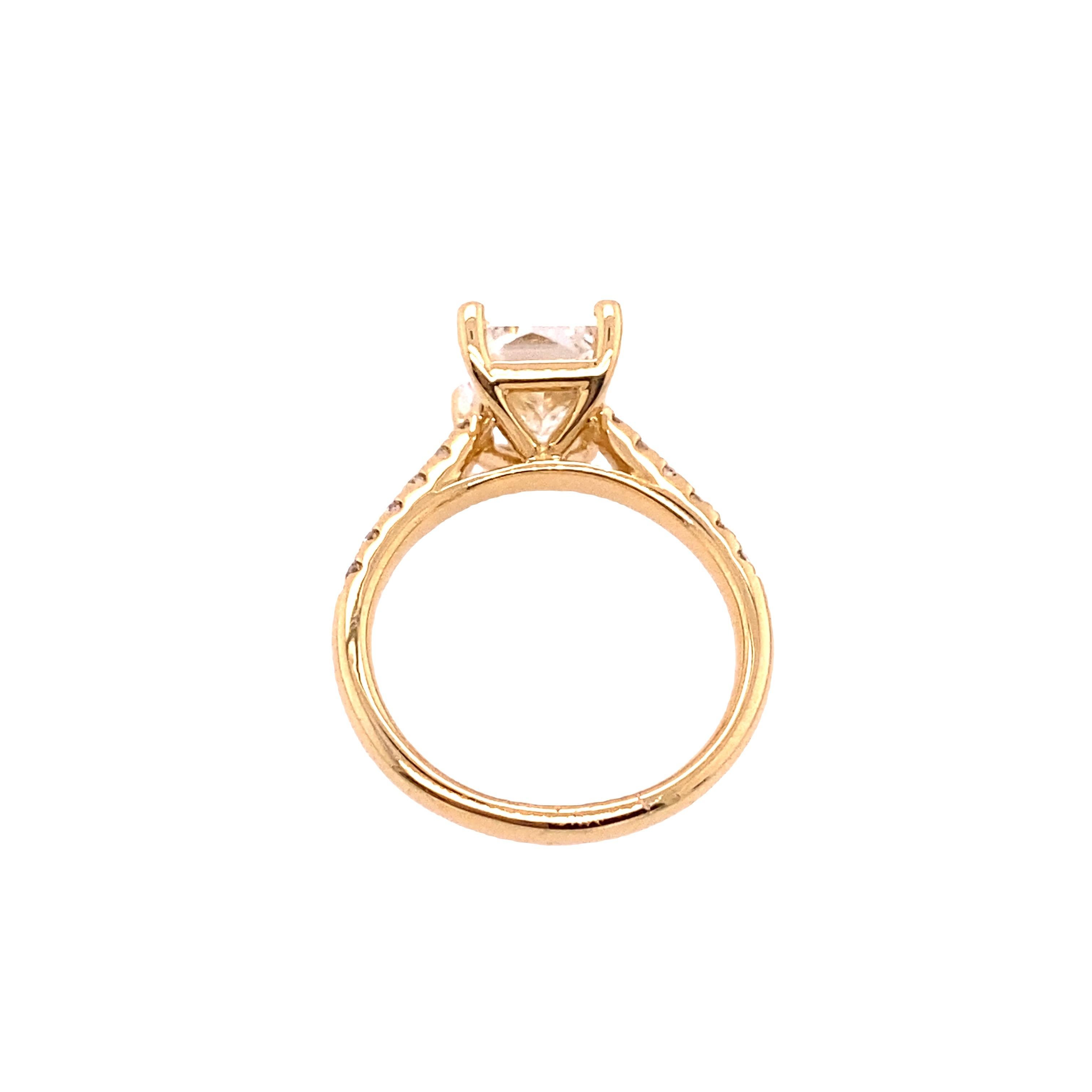 Modern 3.01ct I/VS1 GIA Certified Radiant Cut Natural Diamond, Set In 18ct Yellow Gold For Sale