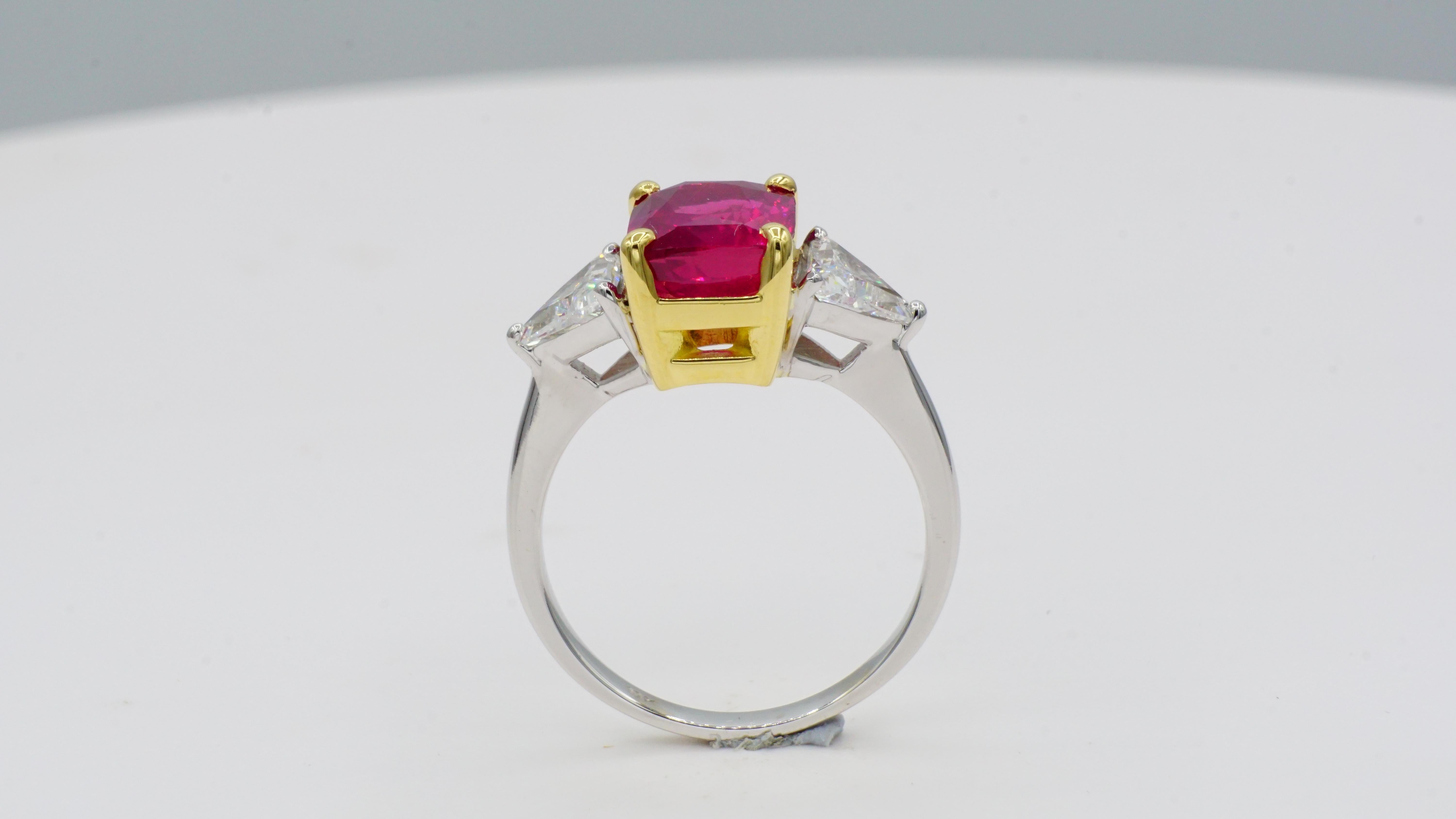 Moderne 3.01ct Ruby Cushion Cut Natural Trilliant Diamond 18kt 2-Tone Ring, GIA Cert  en vente