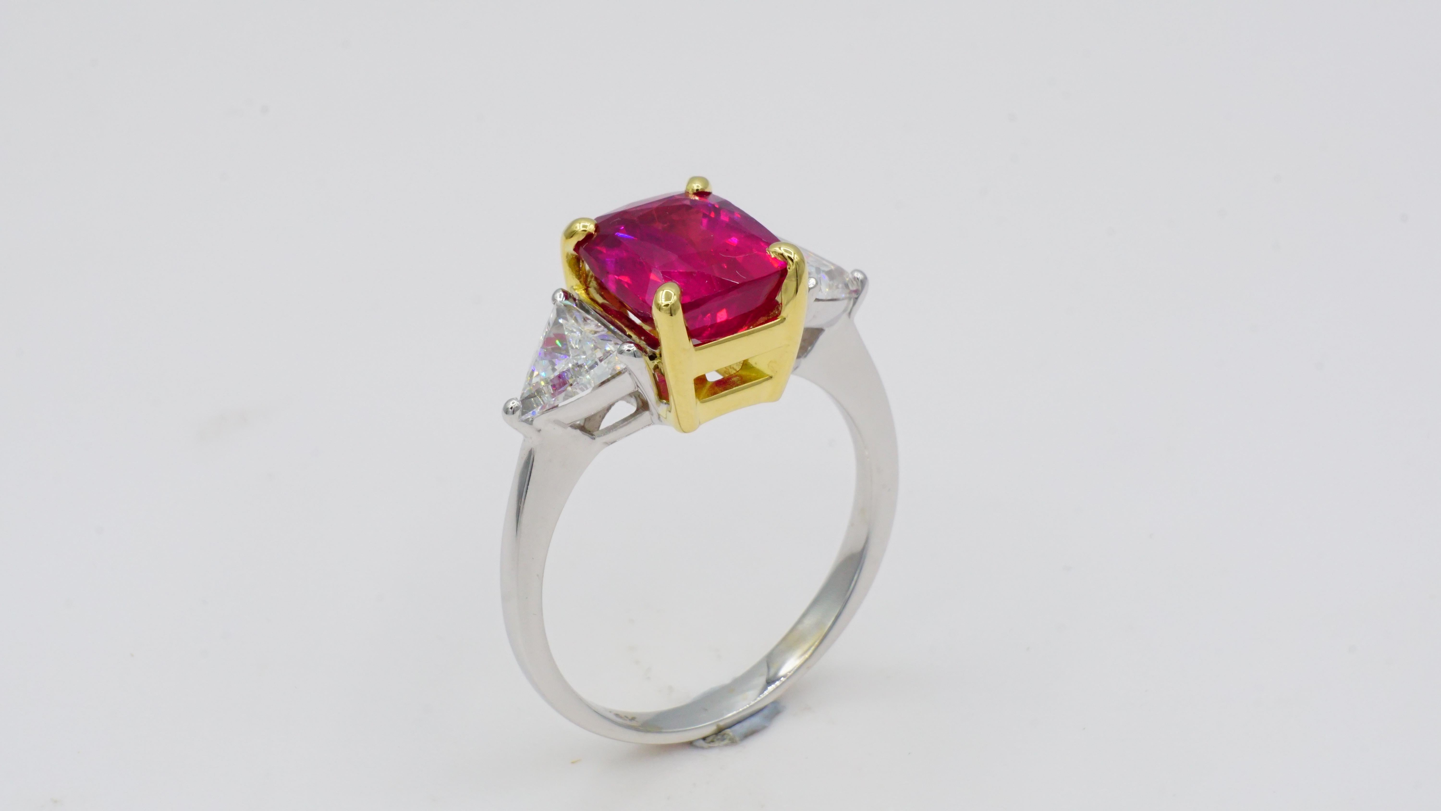 3.01ct Ruby Cushion Cut Natural Trilliant Diamond 18kt 2-Tone Ring, GIA Cert  Bon état - En vente à Rancho Santa Fe, CA